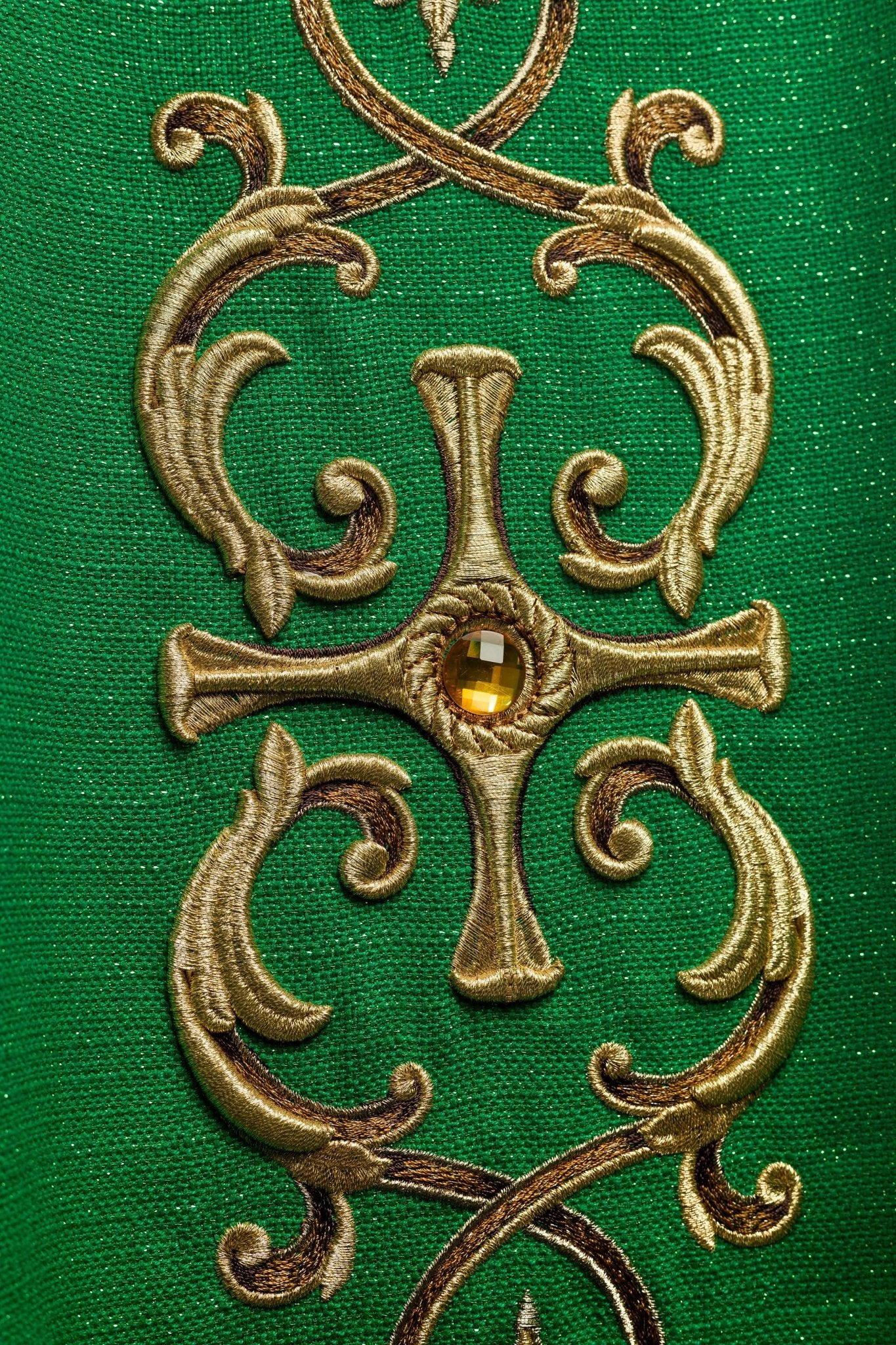 Green chasuble richly embroidered with gemstones LE/7014/01 - CHASUBLES.COM