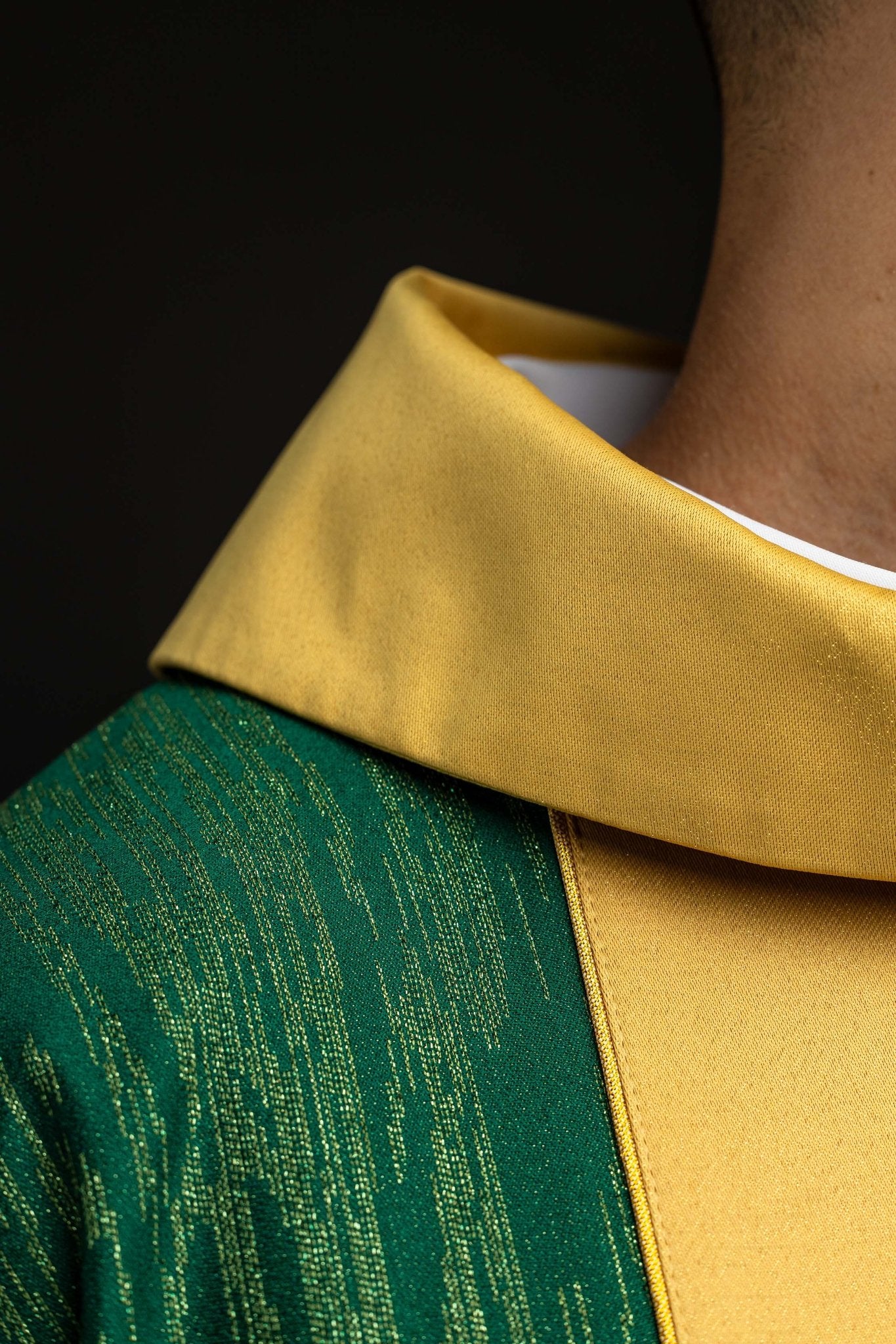 Green chasuble with an embroidered cross motif featuring a panel on decorative fabric LE/7034/01 - CHASUBLES.COM