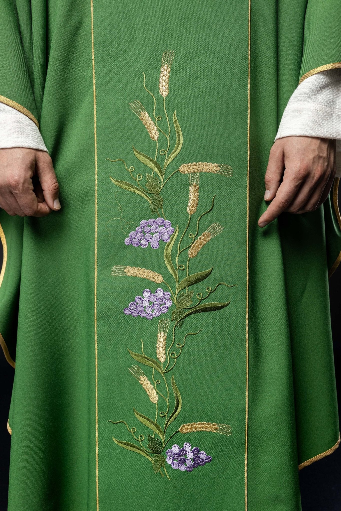 Green chasuble with cross symbol and grapes KOR/214/01/01 ZIELONY - HAFTINAUSA.COM