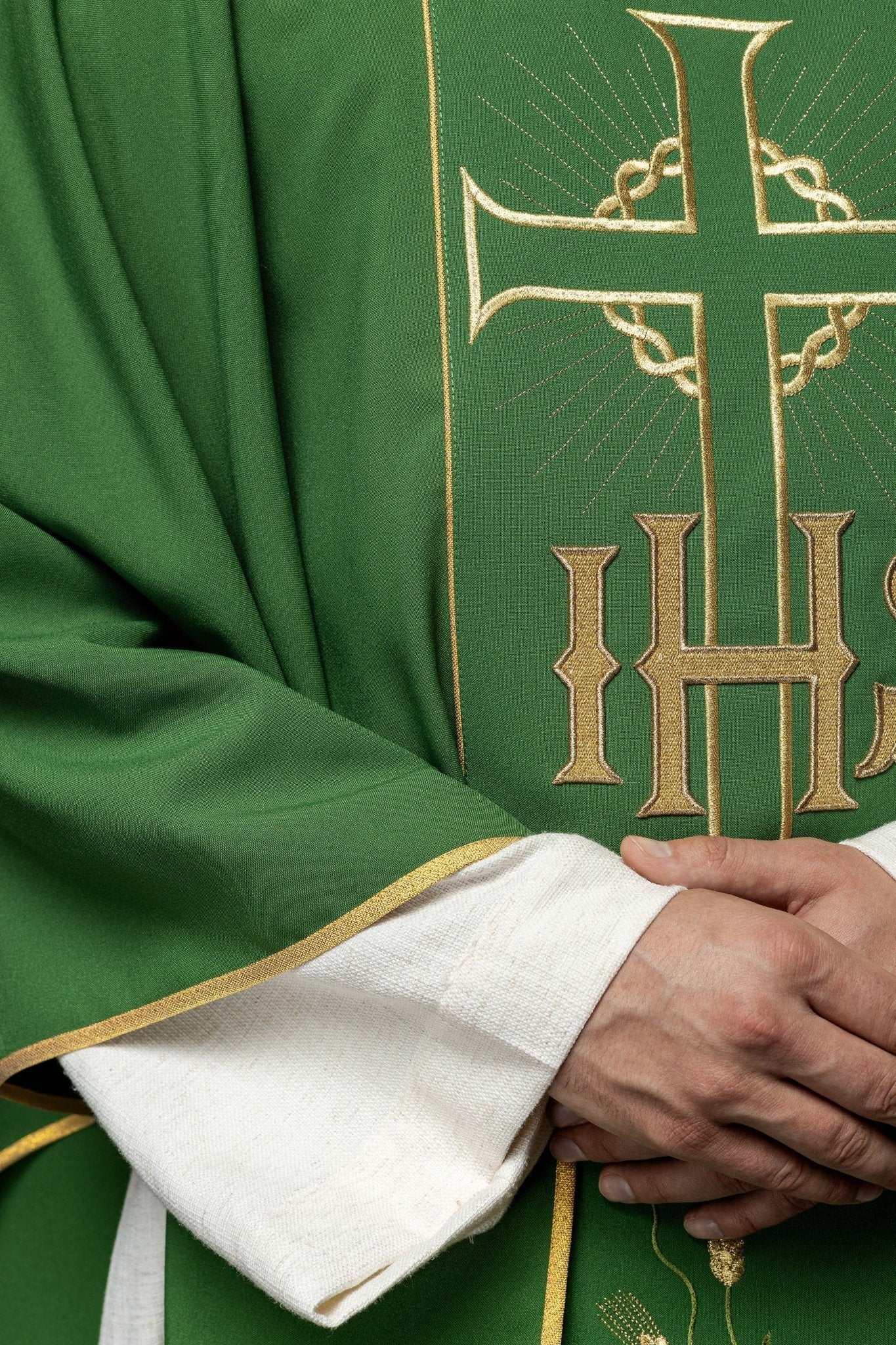 Green chasuble with cross symbol and grapes KOR/214/01/01 ZIELONY - HAFTINAUSA.COM