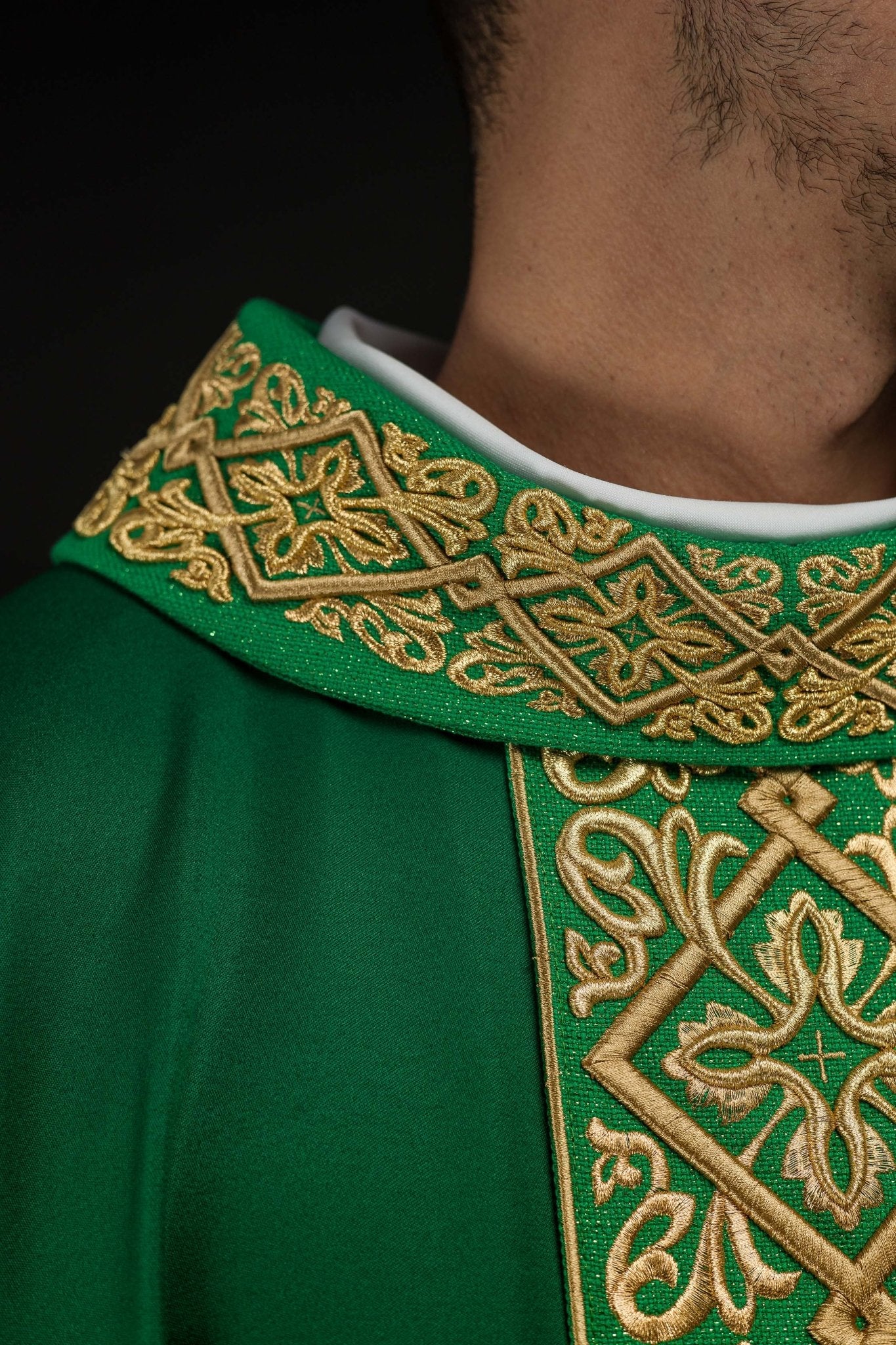 Green chasuble with embroidered collar LE/7027/01 - CHASUBLES.COM