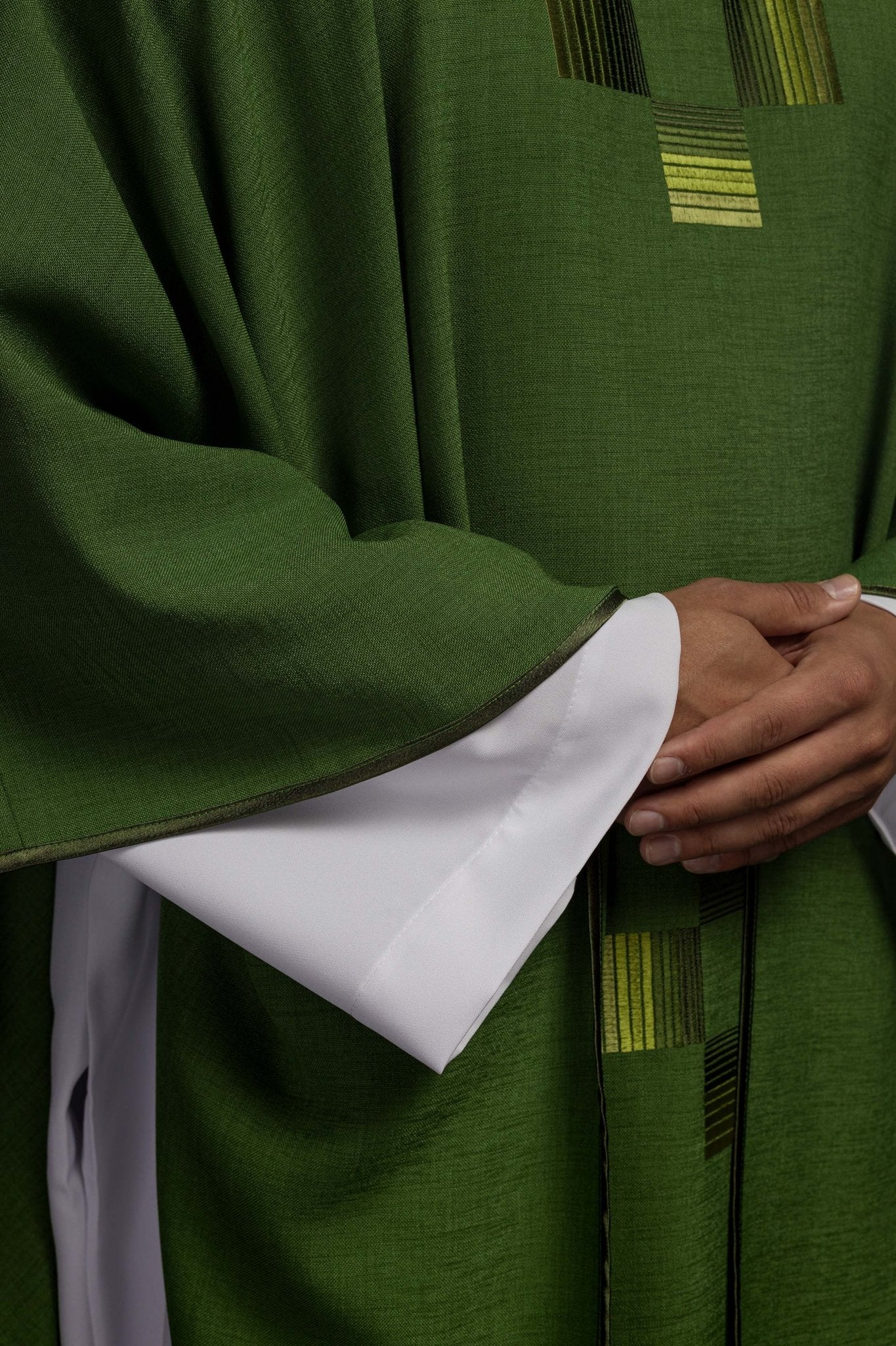 Green chasuble with embroidered crosses HA7033 - 01 ZIELONY - HAFTINAUSA.COM