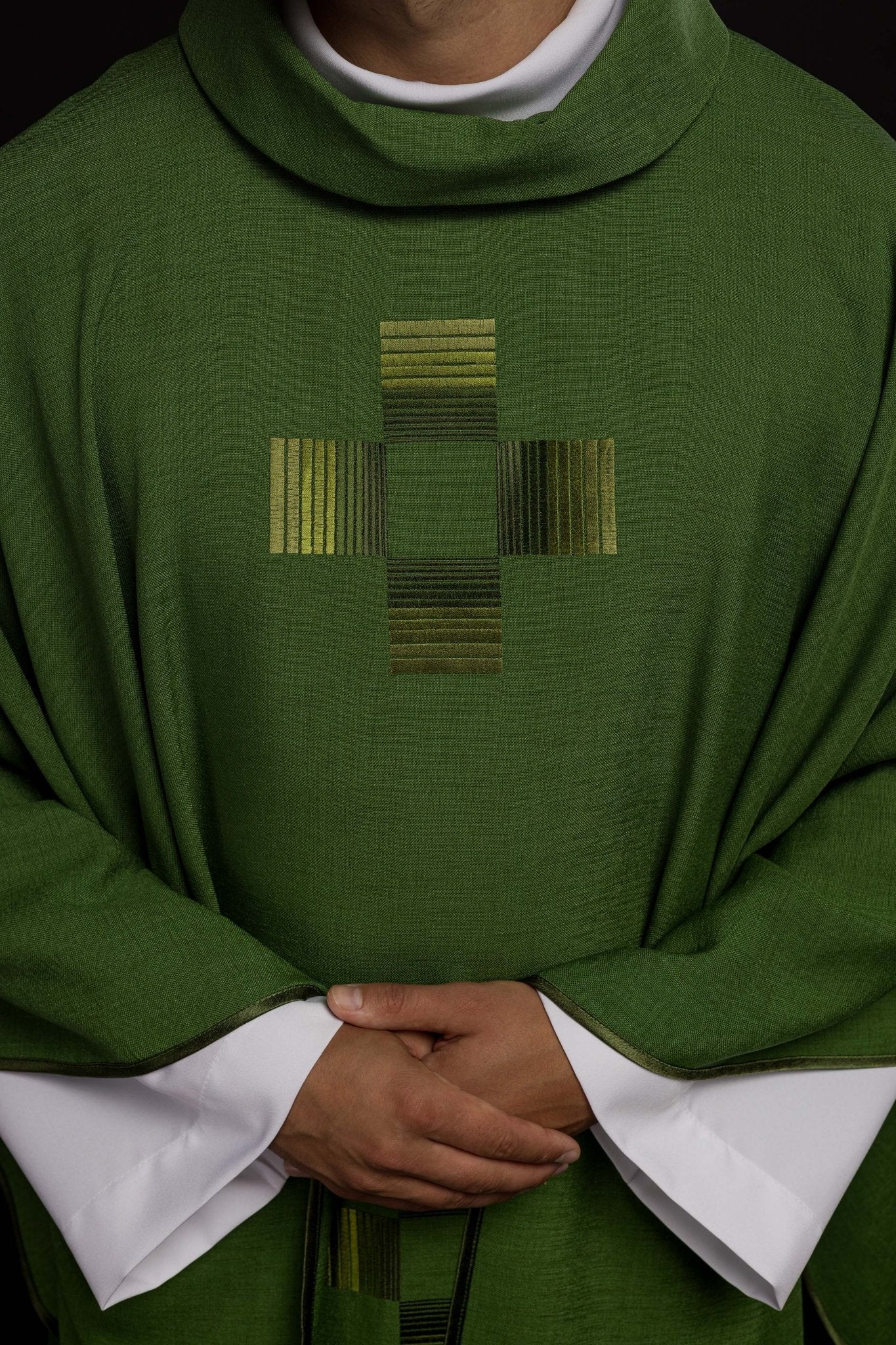 Green chasuble with embroidered crosses HA7033 - 01 ZIELONY - HAFTINAUSA.COM