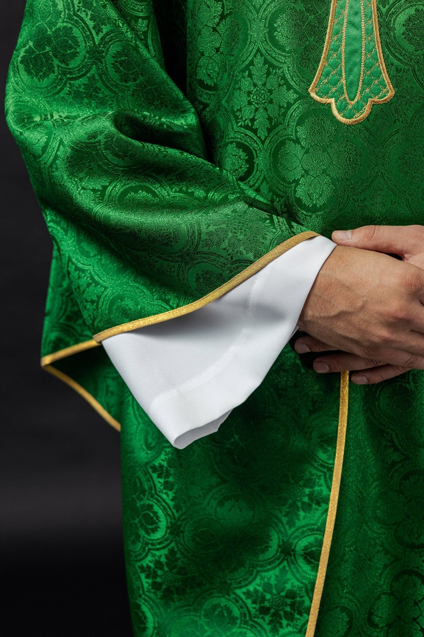 Green chasuble with gold cross KOR/227/01/11 - HAFTINAUSA.COM