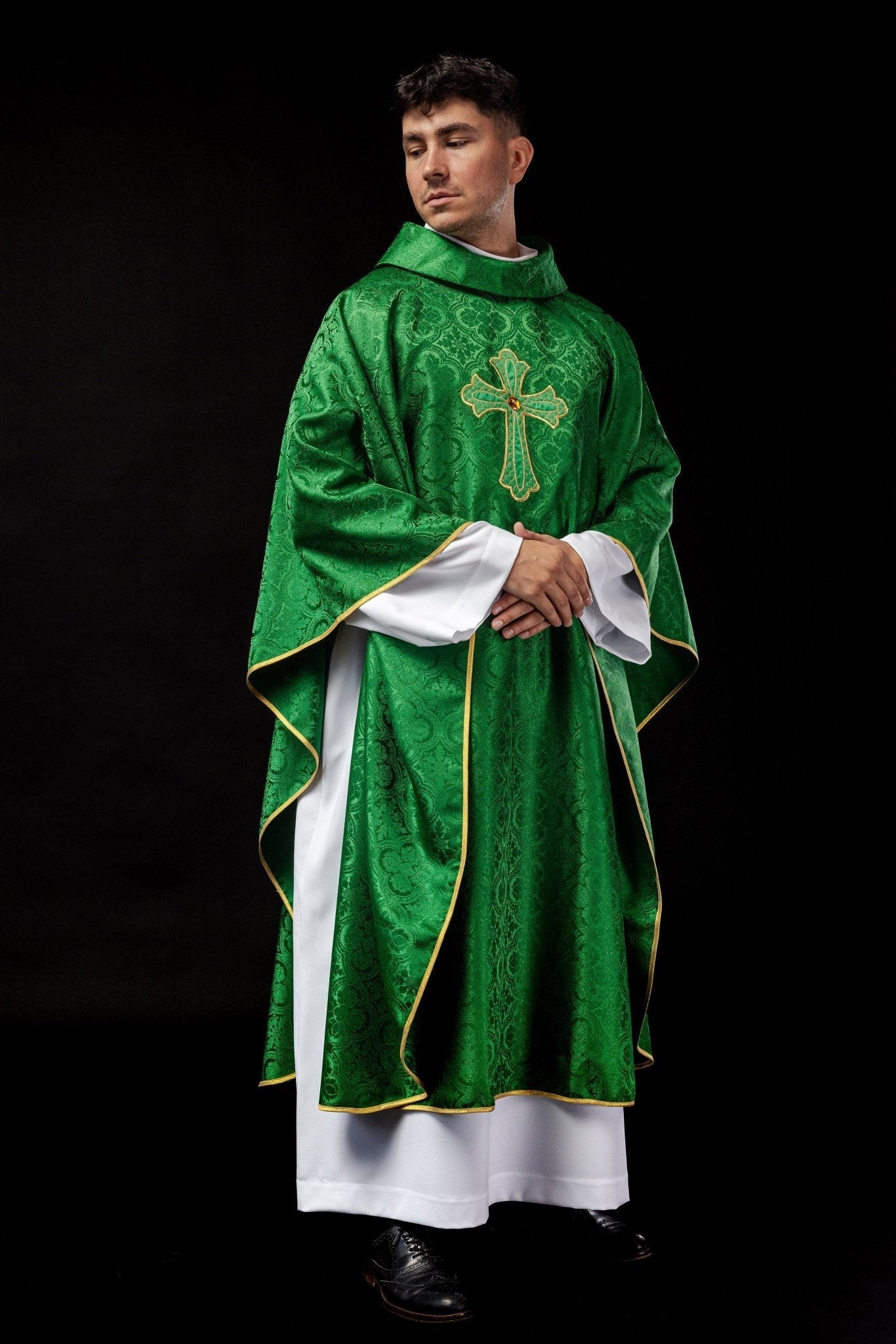 Green chasuble with gold cross KOR/227/01/11 - HAFTINAUSA.COM