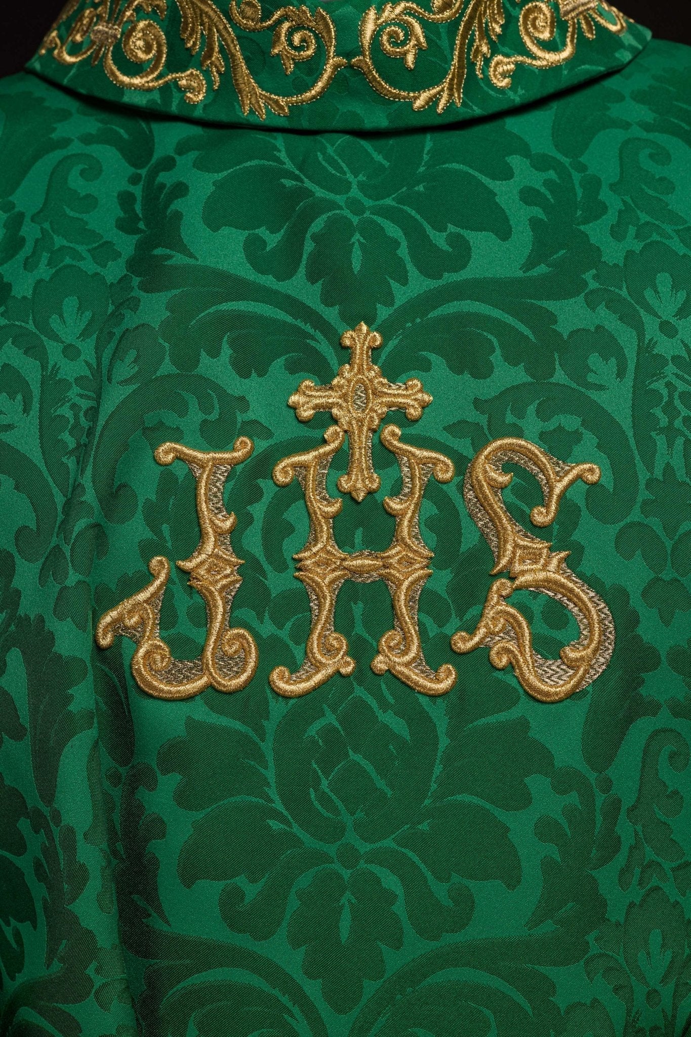 Green chasuble with IHS motif and richly embroidered collar on decorative fabric LE/7157/01 - HAFTINAUSA.COM