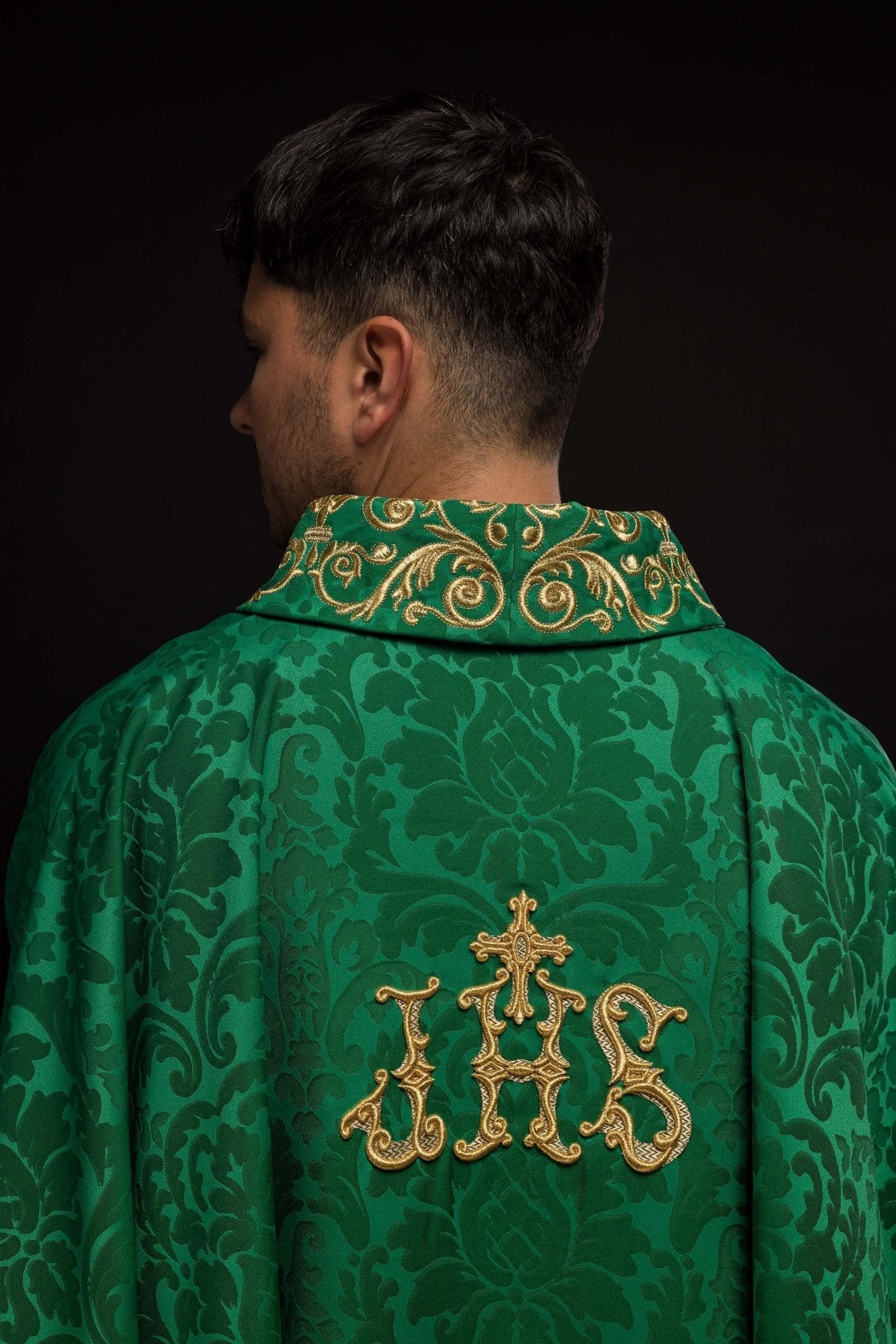 Green chasuble with IHS motif and richly embroidered collar on decorative fabric LE/7157/01 - HAFTINAUSA.COM