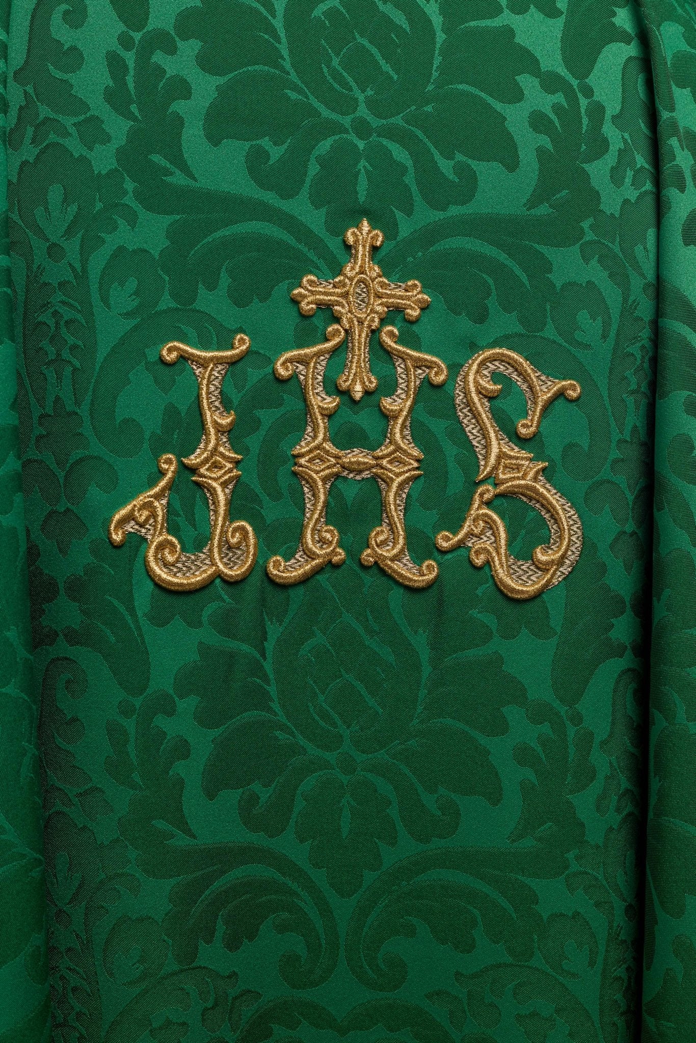 Green chasuble with IHS motif and richly embroidered collar on decorative fabric LE/7157/01 - HAFTINAUSA.COM
