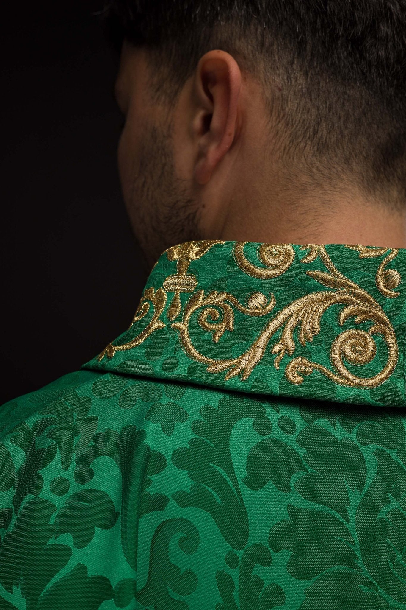 Green chasuble with IHS motif and richly embroidered collar on decorative fabric LE/7157/01 - HAFTINAUSA.COM