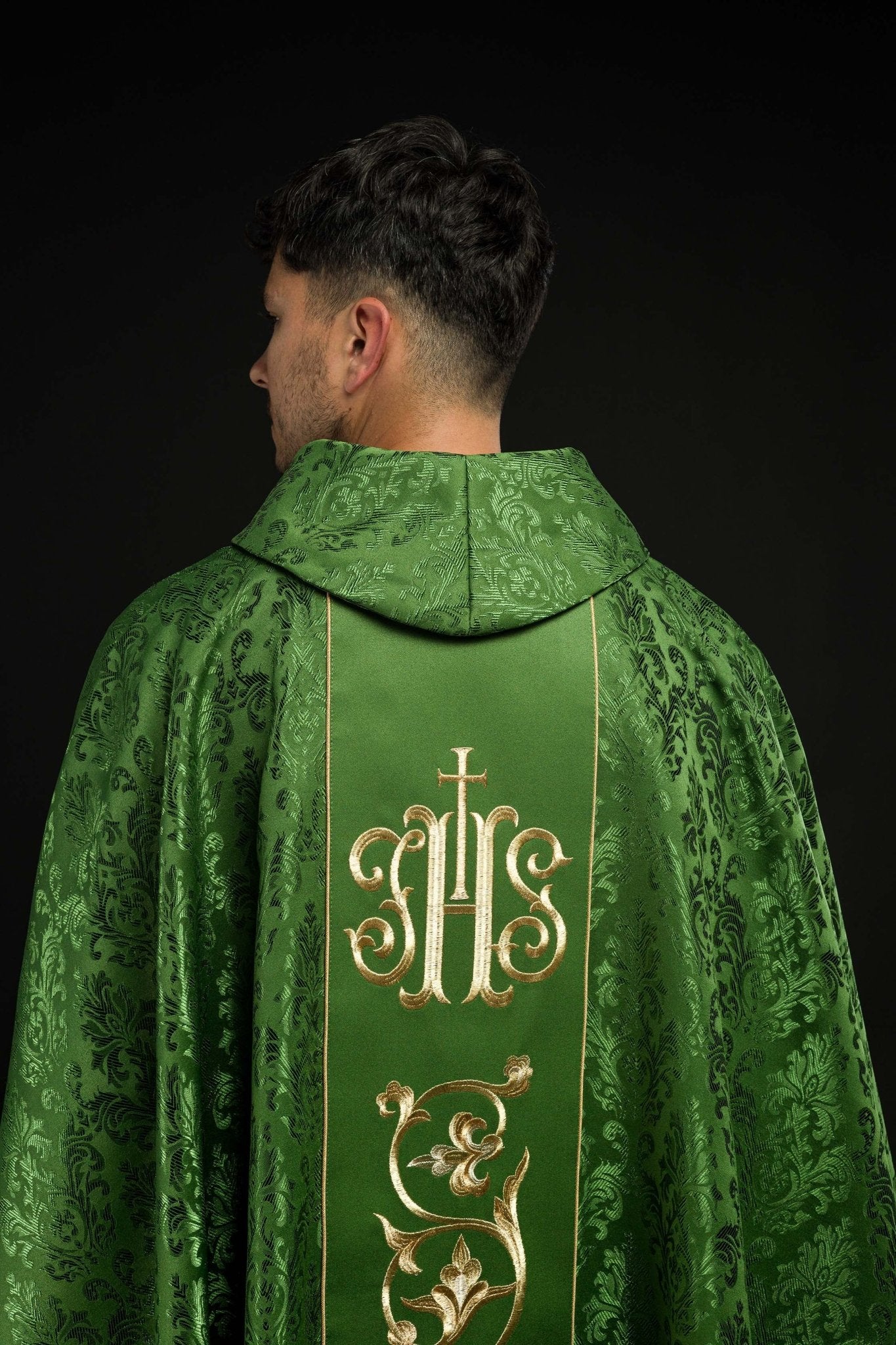 Green chasuble with JHS motif made of decorative texture S-7059-01-67 - CHASUBLES.COM