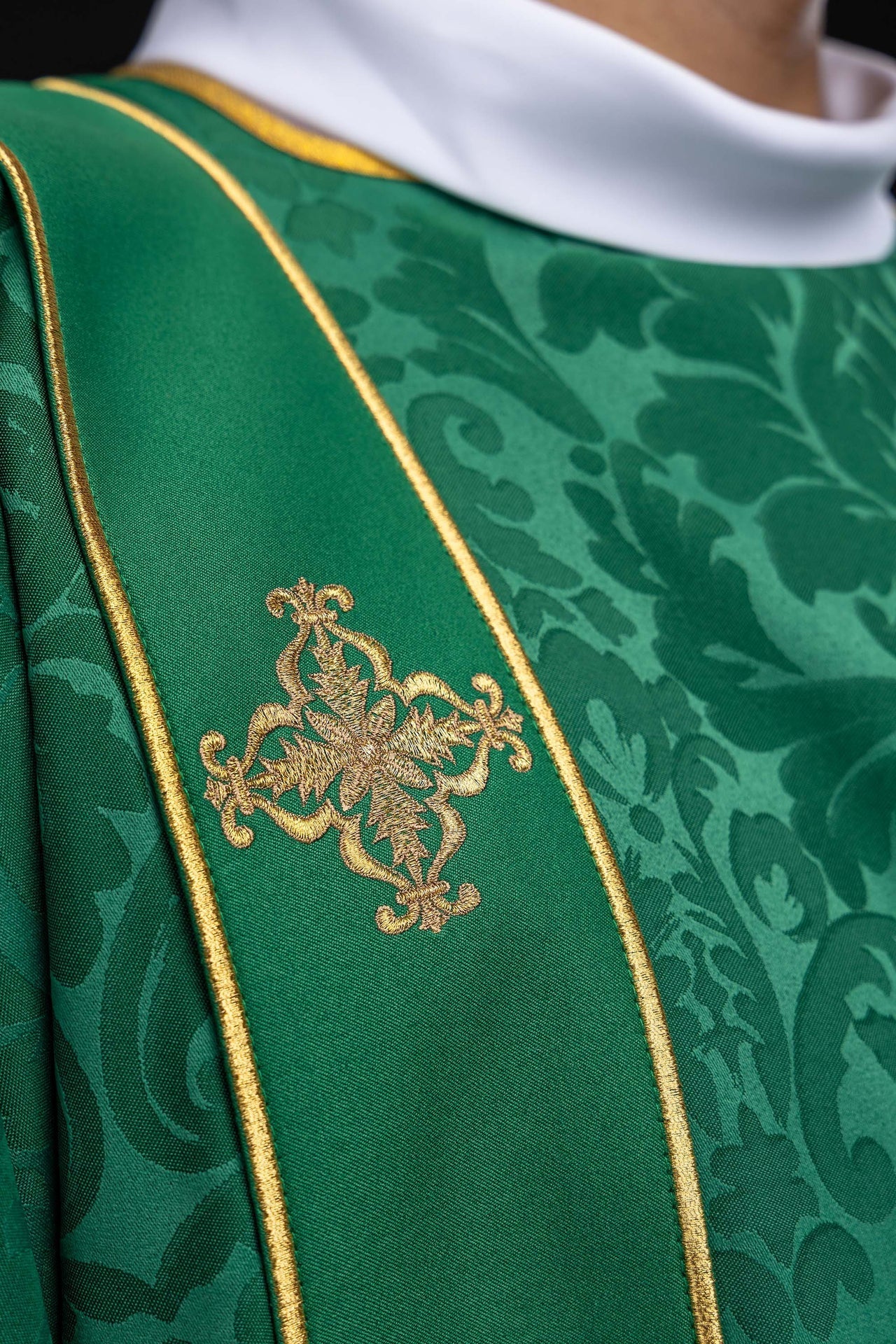 Green dalmatic in jacquard with bands and embroidered gold crosses KDL/284/01/81/B - CHASUBLES.COM