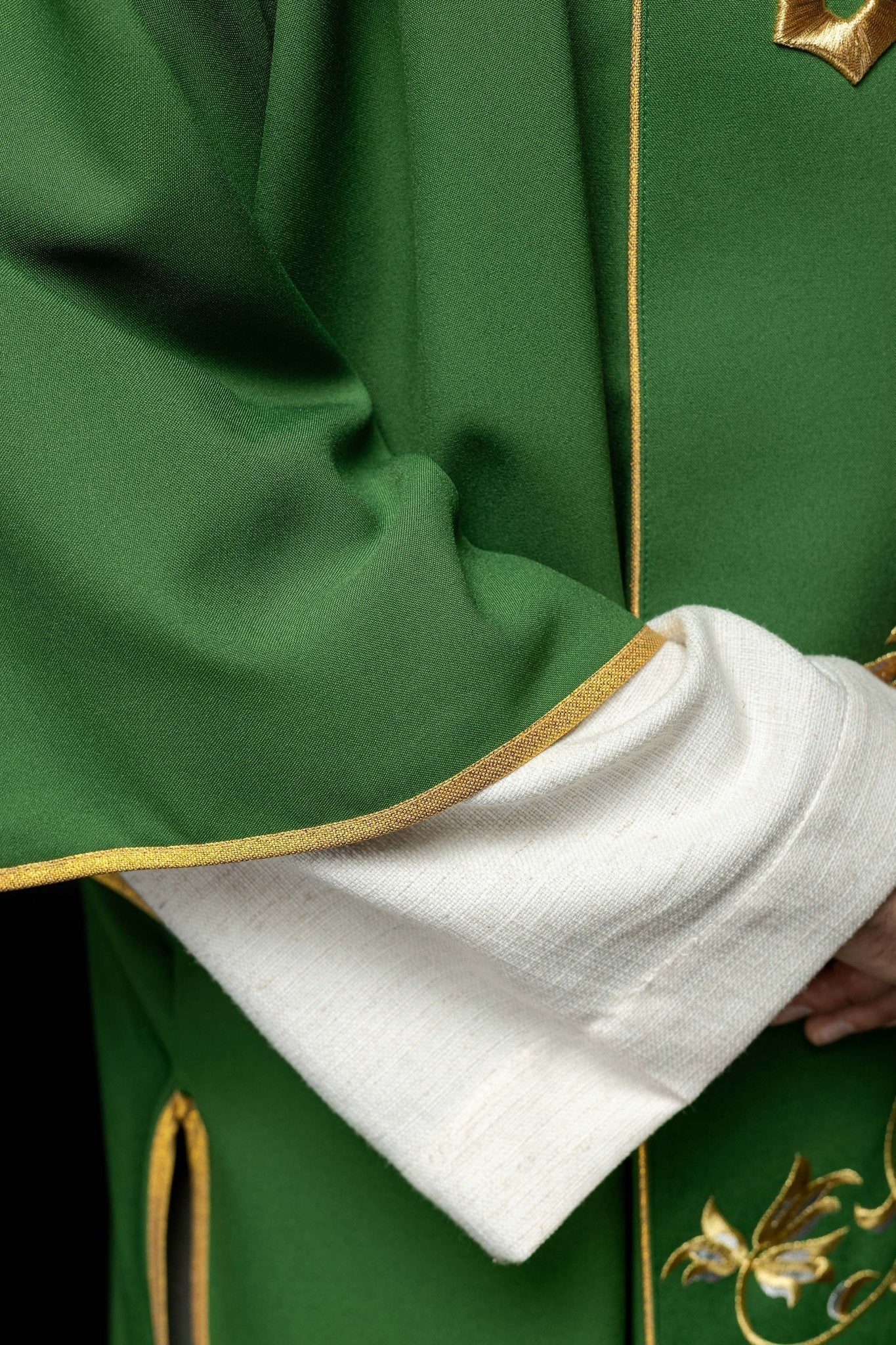 Green dalmatic with an embroidered IHS band KDL/031/01/01/A ZIELONY DALMATYK - HAFTINAUSA.COM