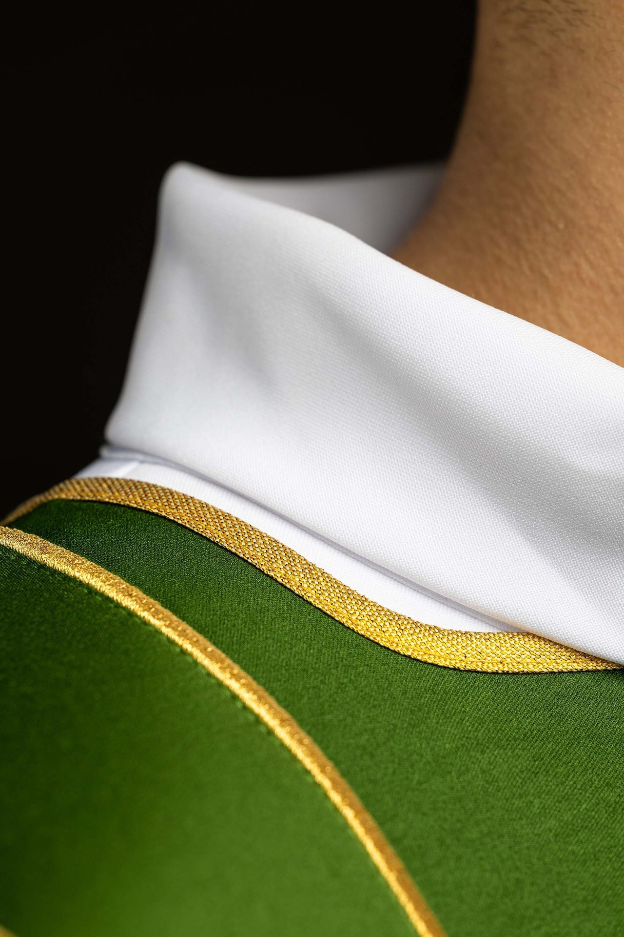 Green dalmatic with bands and embroidered gold crosses KDL/285/01/53/B - CHASUBLES.COM
