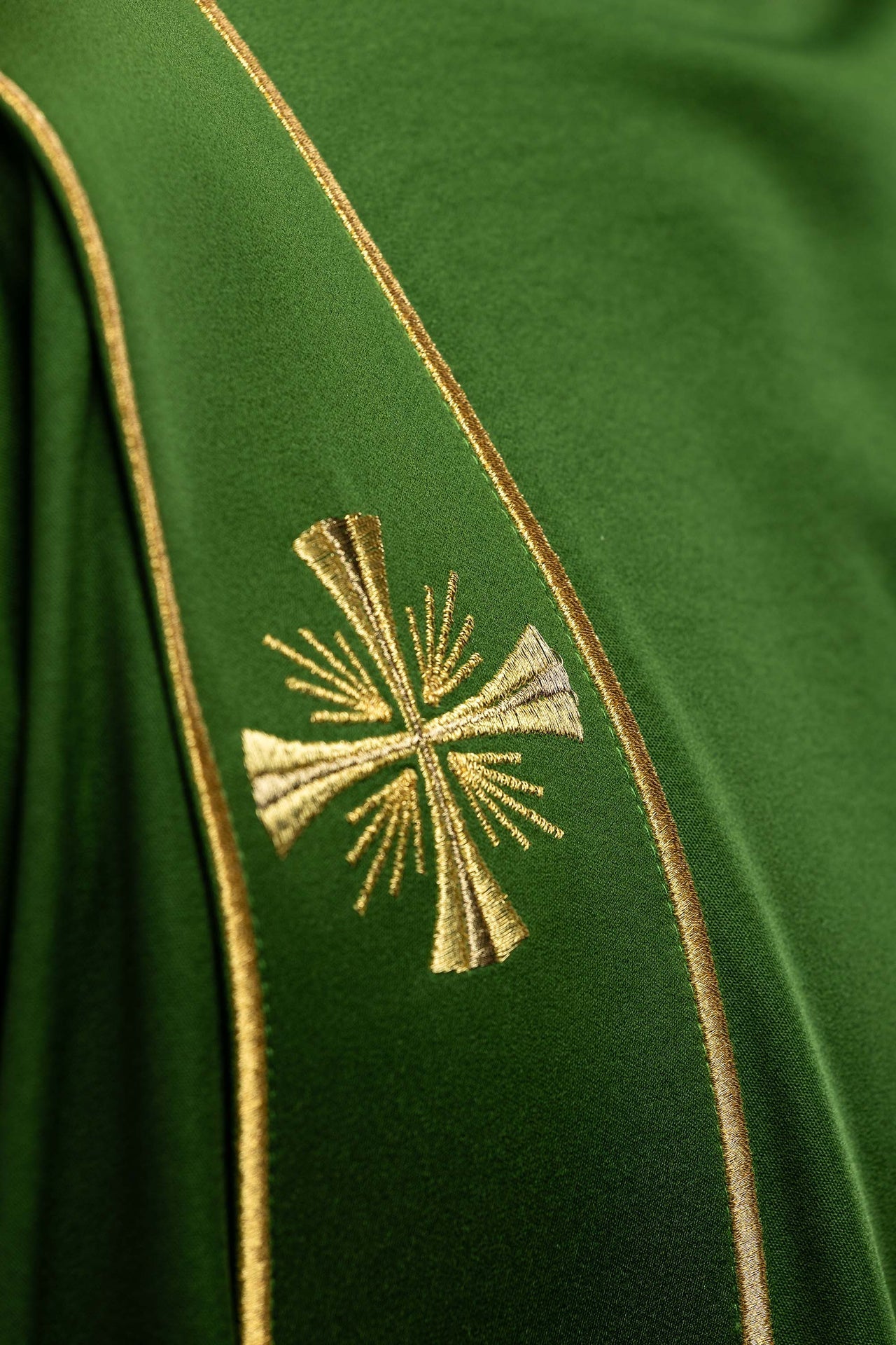 Green dalmatic with bands and embroidered gold crosses KDL/285/01/53/B - CHASUBLES.COM