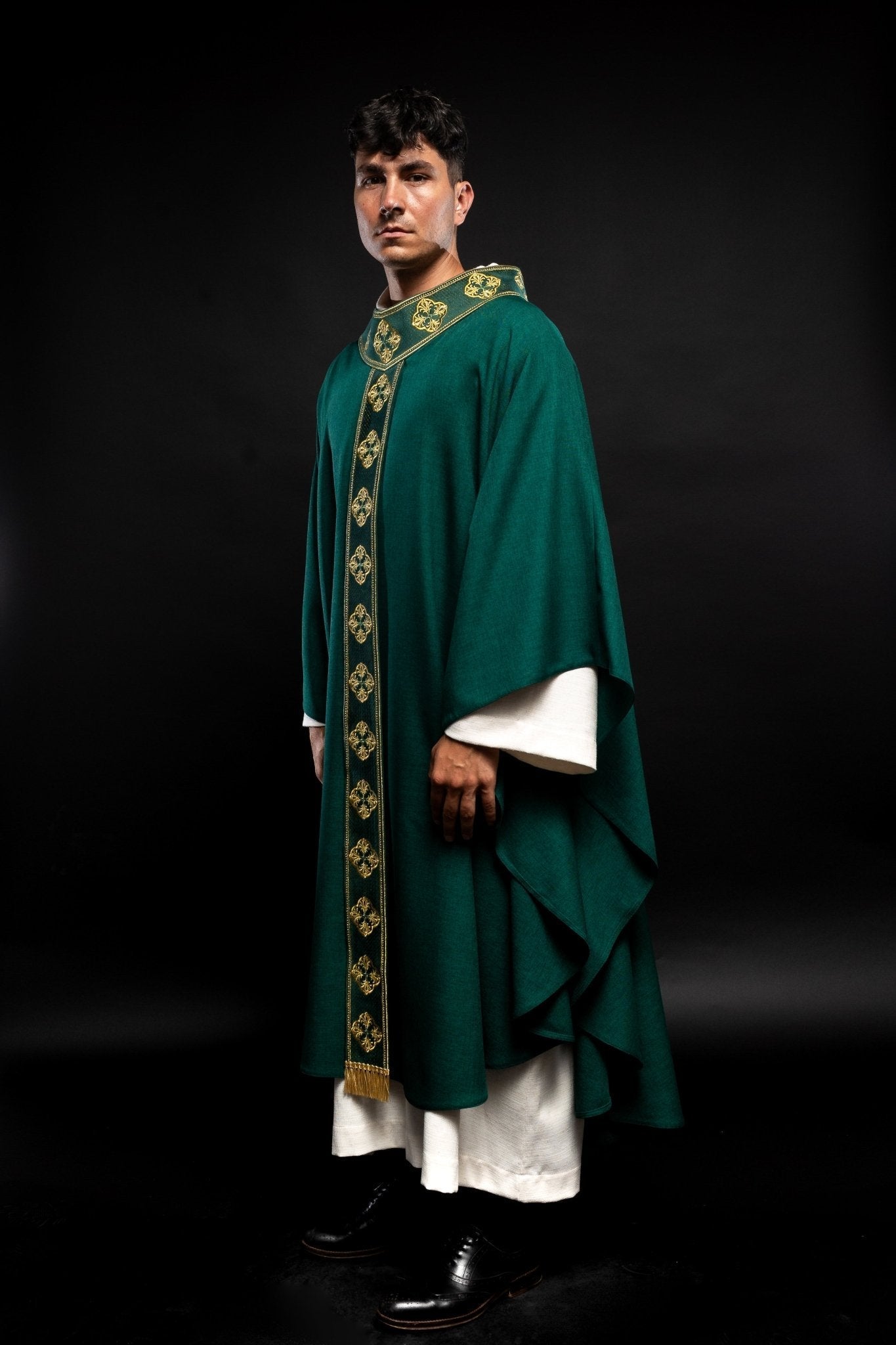 Green gothic chasuble with classic narrow orphrey S - 7069 - 01 - 70 - HAFTINAUSA.COM