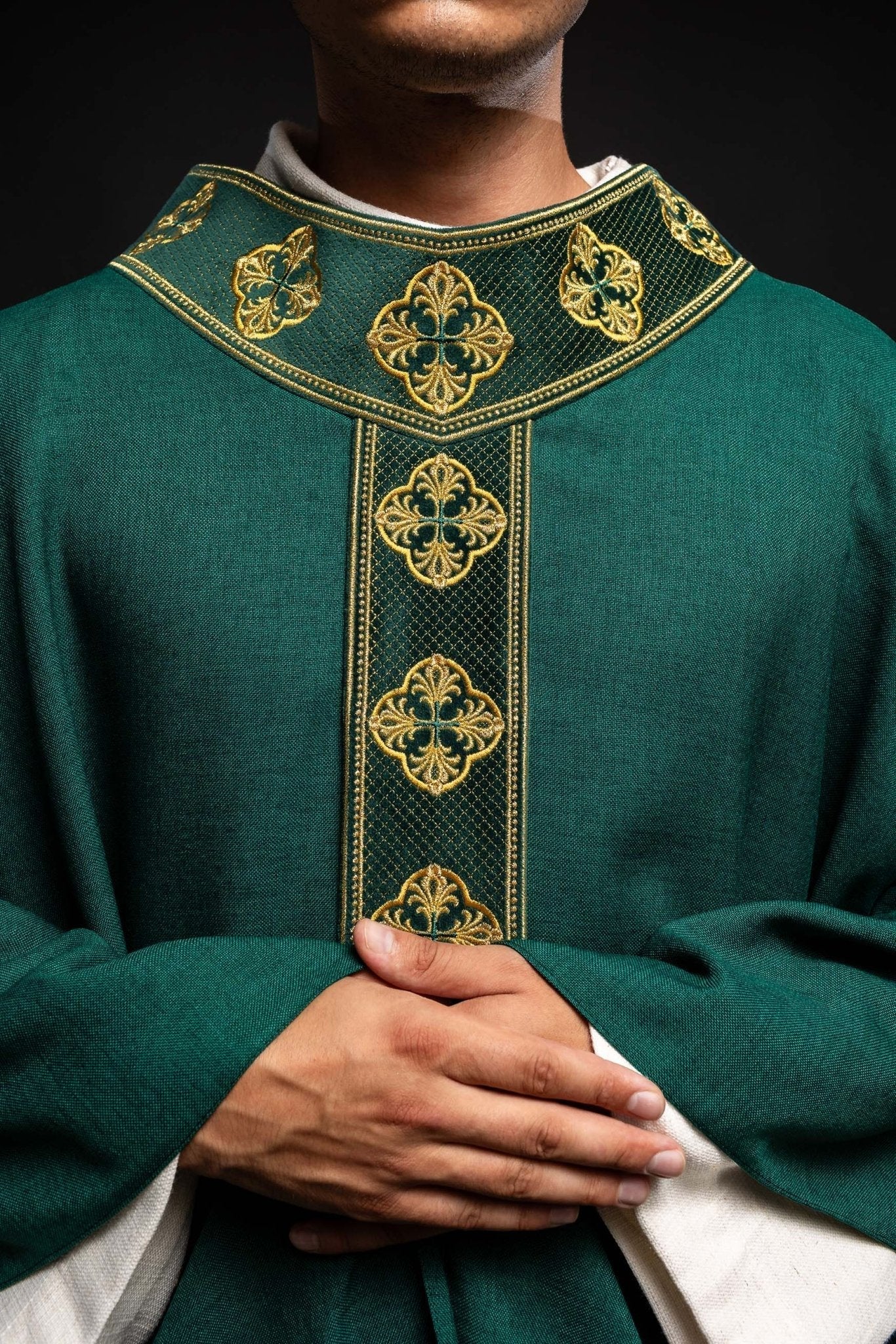 Green gothic chasuble with classic narrow orphrey S - 7069 - 01 - 70 - HAFTINAUSA.COM