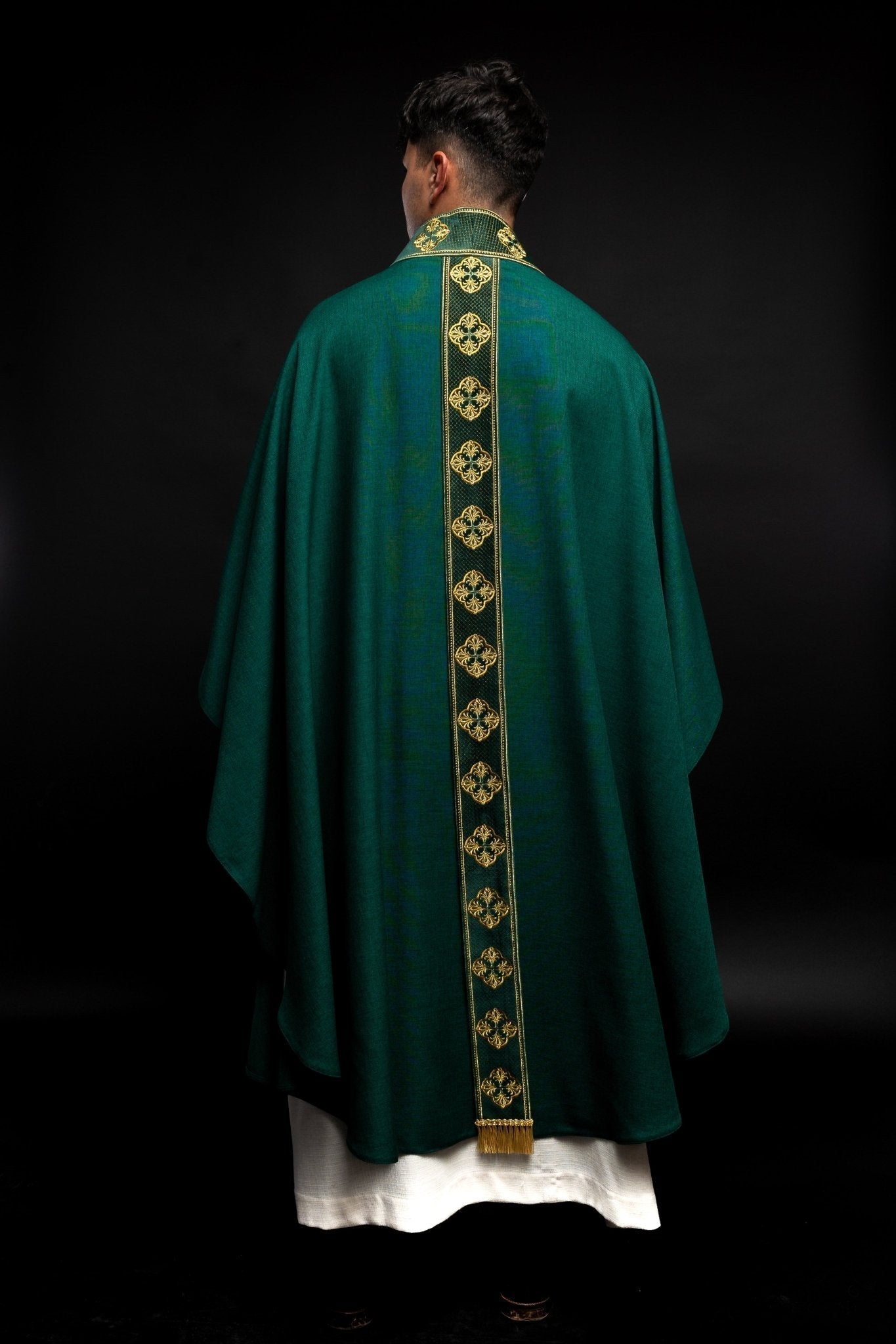 Green gothic chasuble with classic narrow orphrey S - 7069 - 01 - 70 - HAFTINAUSA.COM