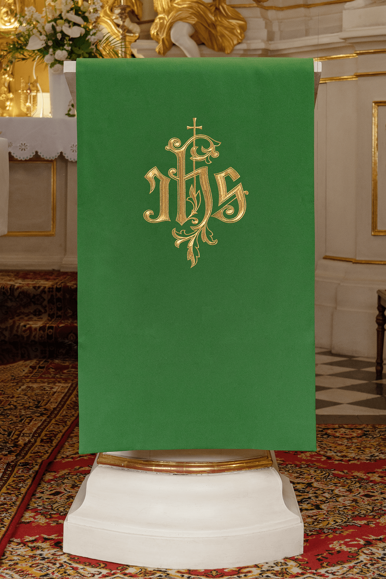 Green lectern cover embroidered with IHS symbol KMO/013/01/01 ZIELONY 55*250 - HAFTINAUSA.COM