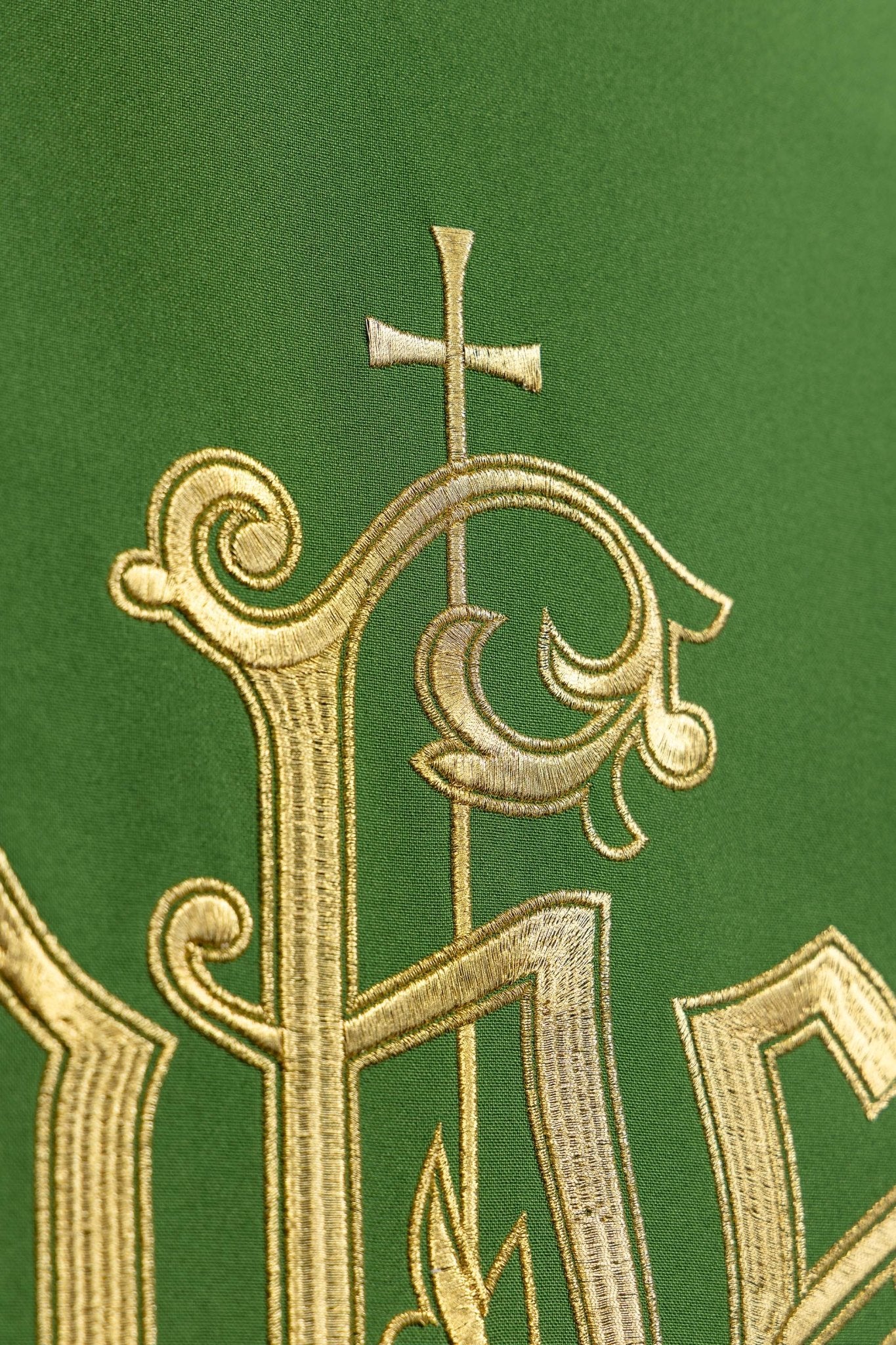 Green lectern cover embroidered with IHS symbol KMO/013/01/01 ZIELONY 55*250 - CHASUBLES.COM