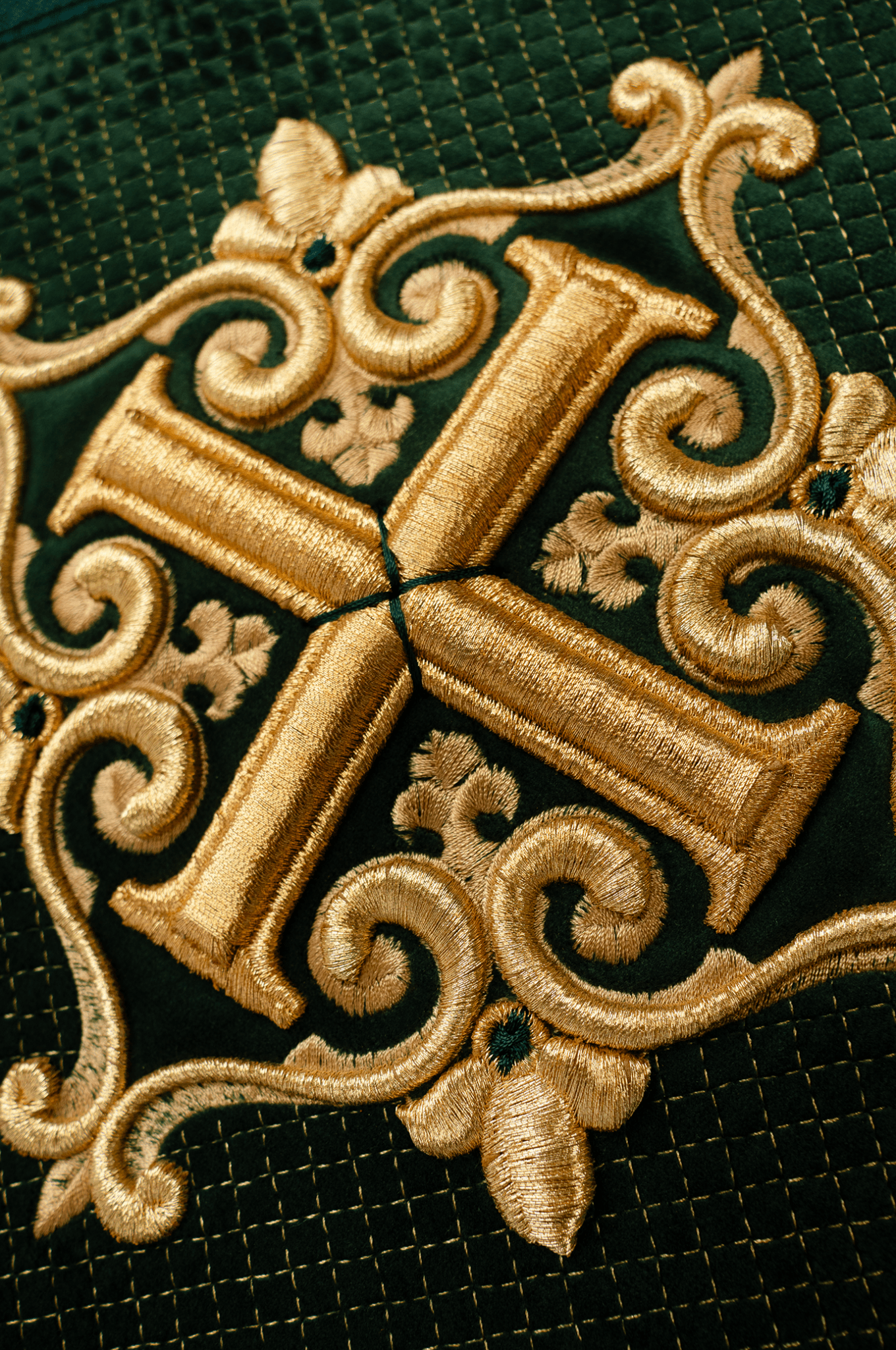 Green lectern cover made of velvet texture with gold cross embroidery LE/8029/01 ZIELONY 55*250 - HAFTINAUSA.COM
