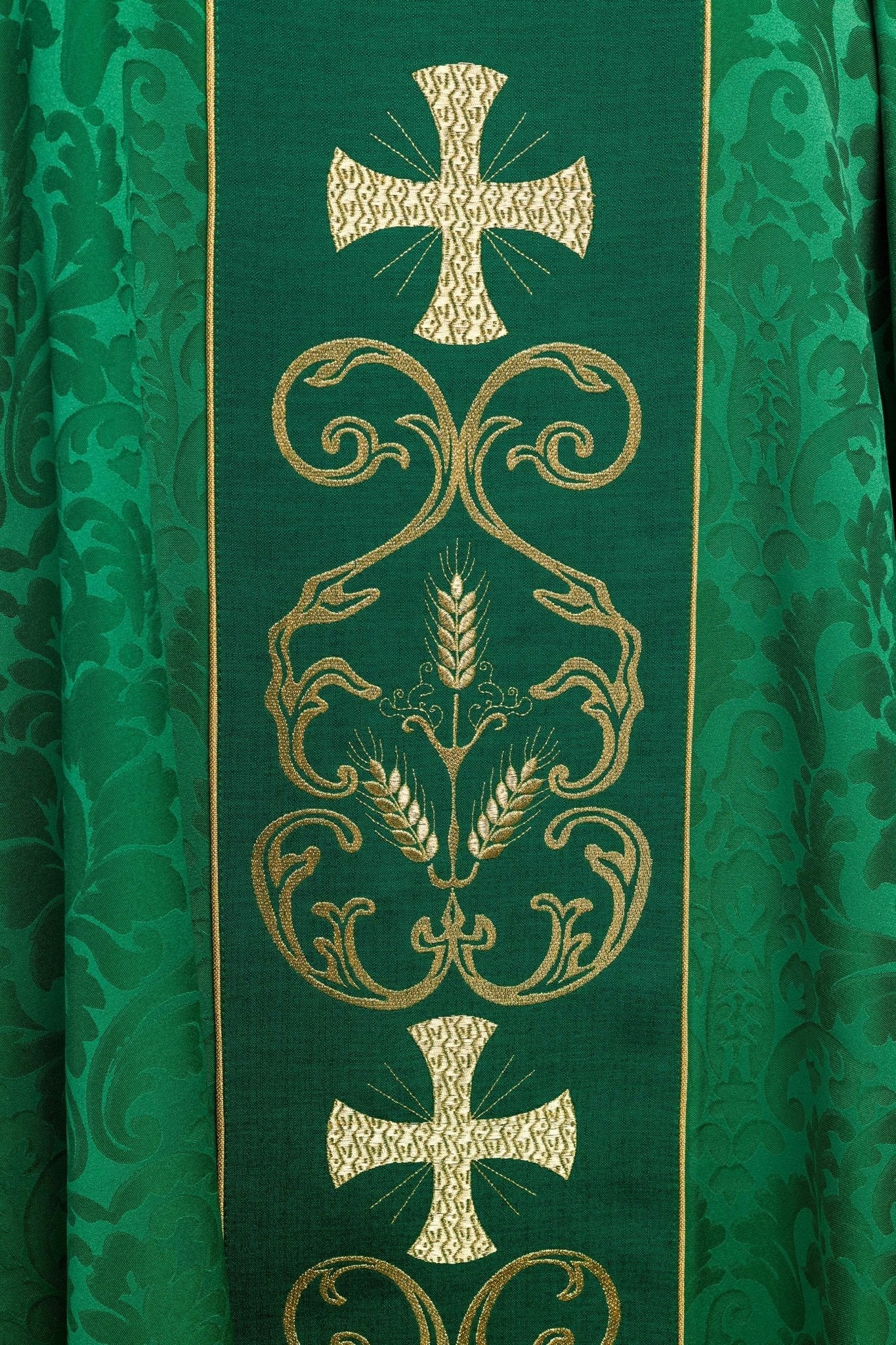 Green liturgical chasuble decorated with an embroidered belt KOR/148/01/81 - HAFTINAUSA.COM