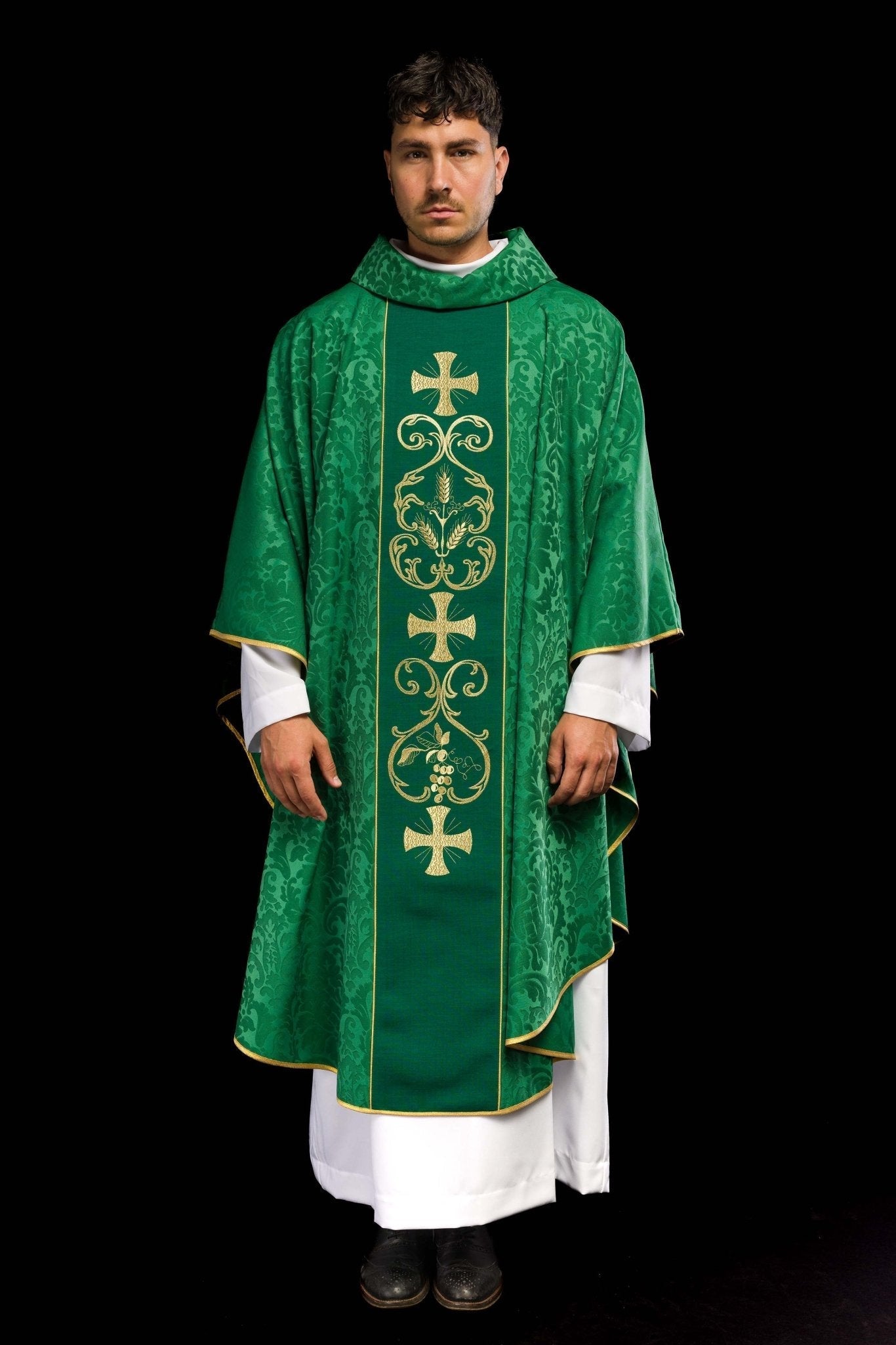 Green liturgical chasuble decorated with an embroidered belt KOR/148/01/81 - HAFTINAUSA.COM