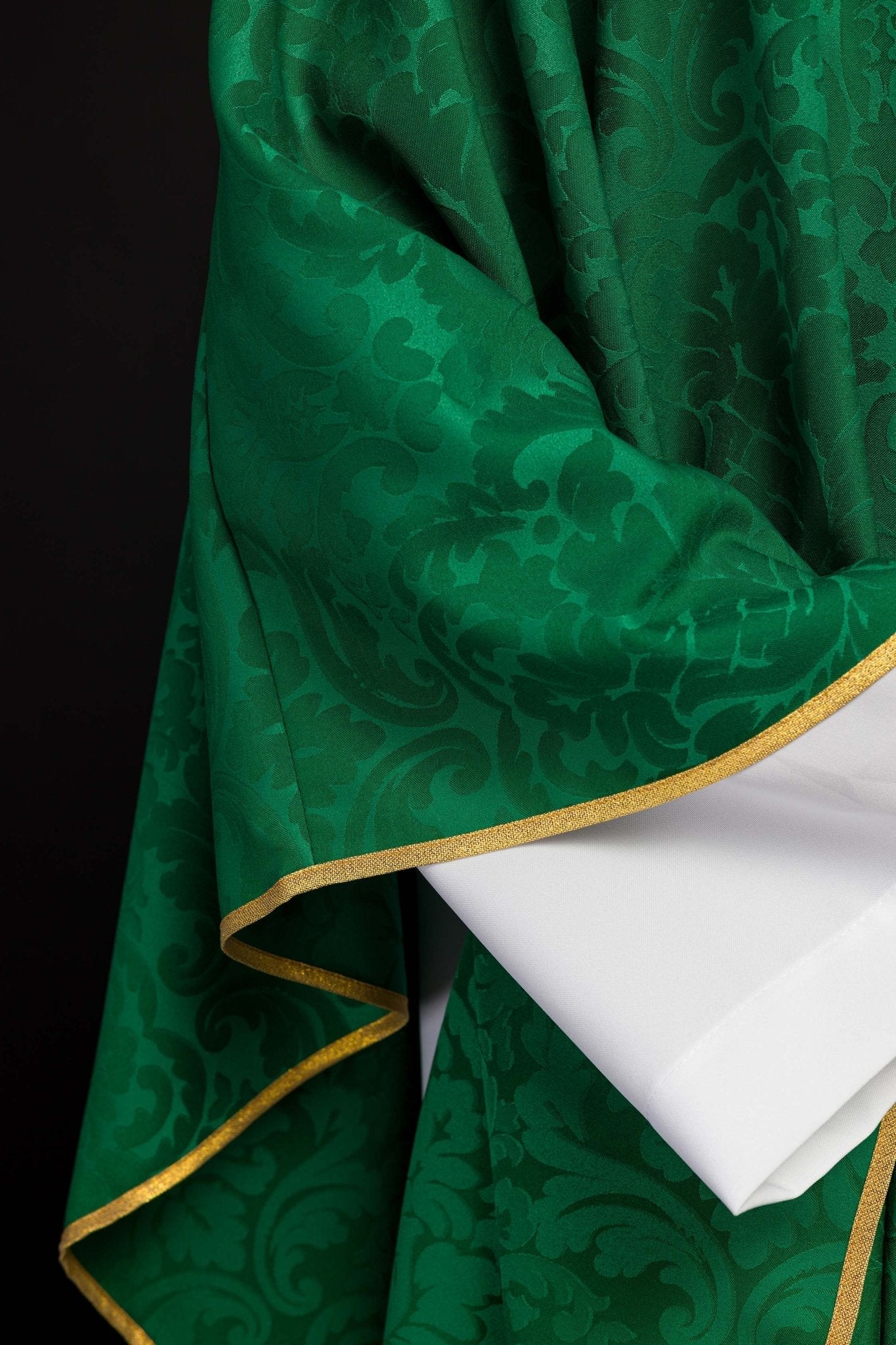 Green liturgical chasuble decorated with an embroidered belt KOR/148/01/81 - HAFTINAUSA.COM