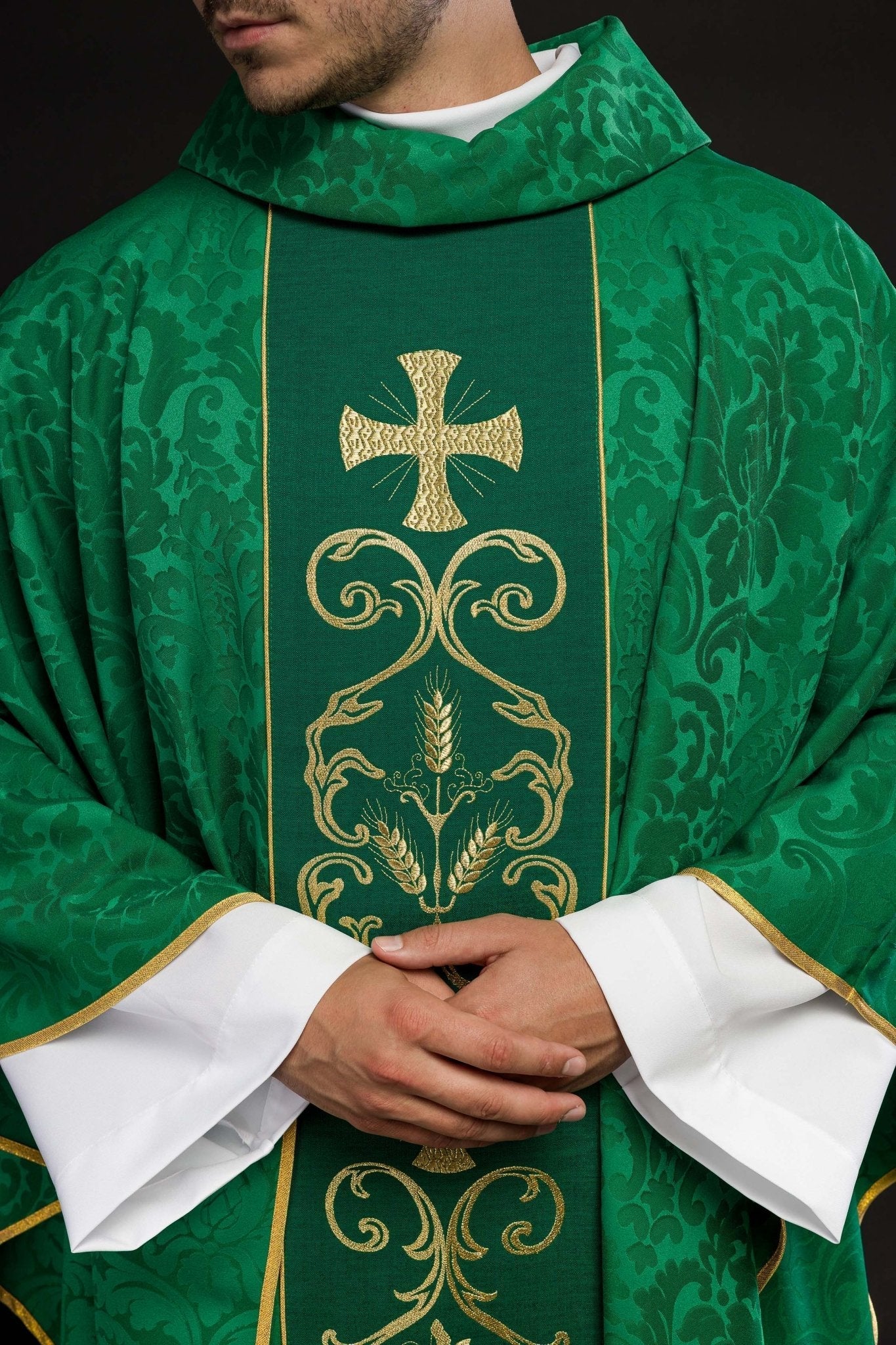 Green liturgical chasuble decorated with an embroidered belt KOR/148/01/81 - HAFTINAUSA.COM