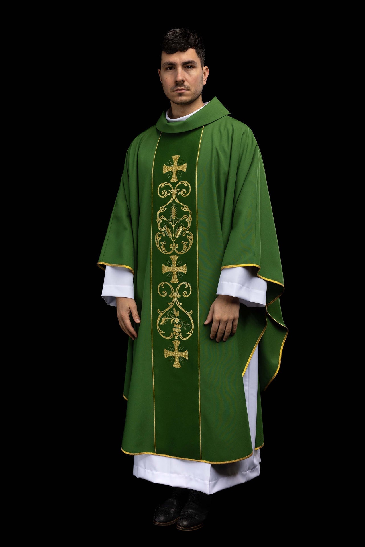 Green liturgical chasuble decorated with an embroidered central panel KOR/148/01/01 ZIELONY - CHASUBLES.COM