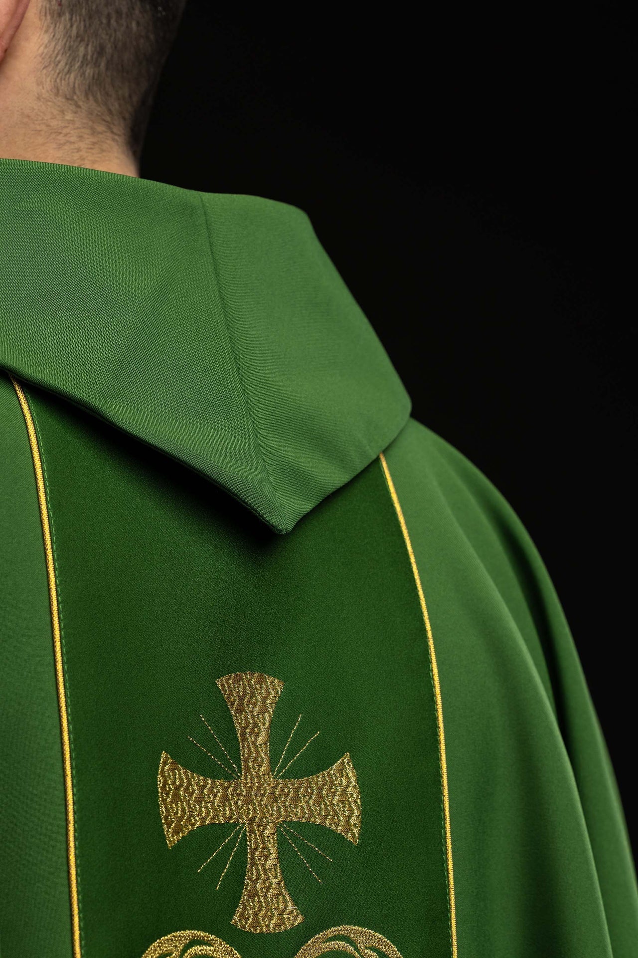 Green liturgical chasuble decorated with an embroidered central panel KOR/148/01/01 ZIELONY - CHASUBLES.COM