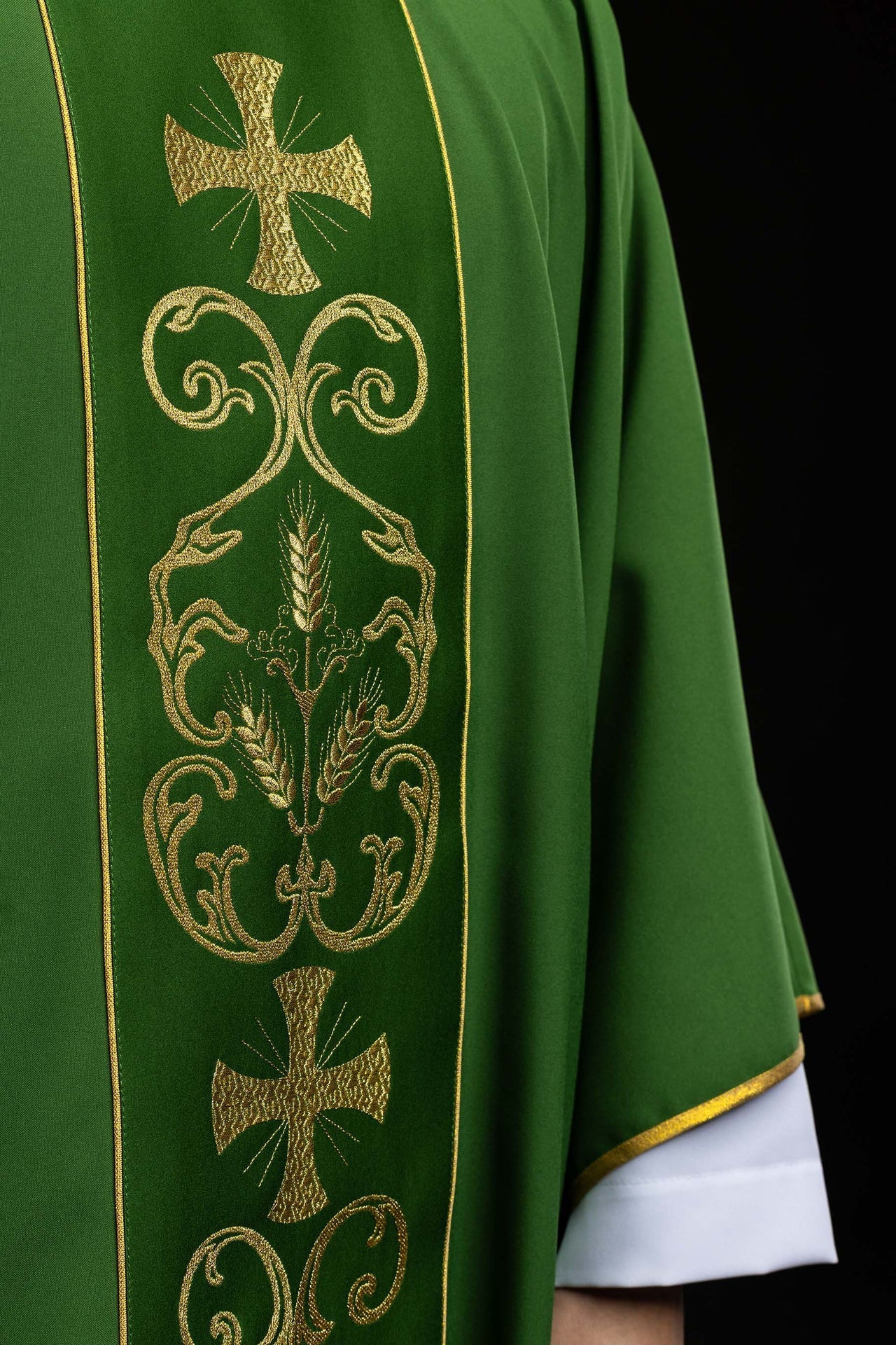 Green liturgical chasuble decorated with an embroidered central panel KOR/148/01/01 ZIELONY - CHASUBLES.COM