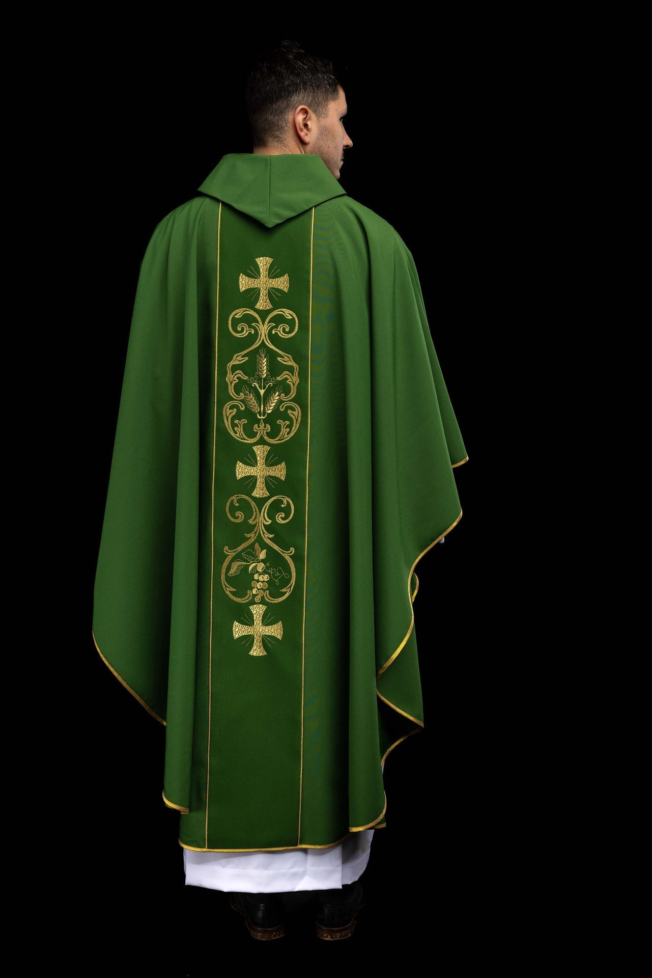 Green liturgical chasuble decorated with an embroidered central panel KOR/148/01/01 ZIELONY - CHASUBLES.COM