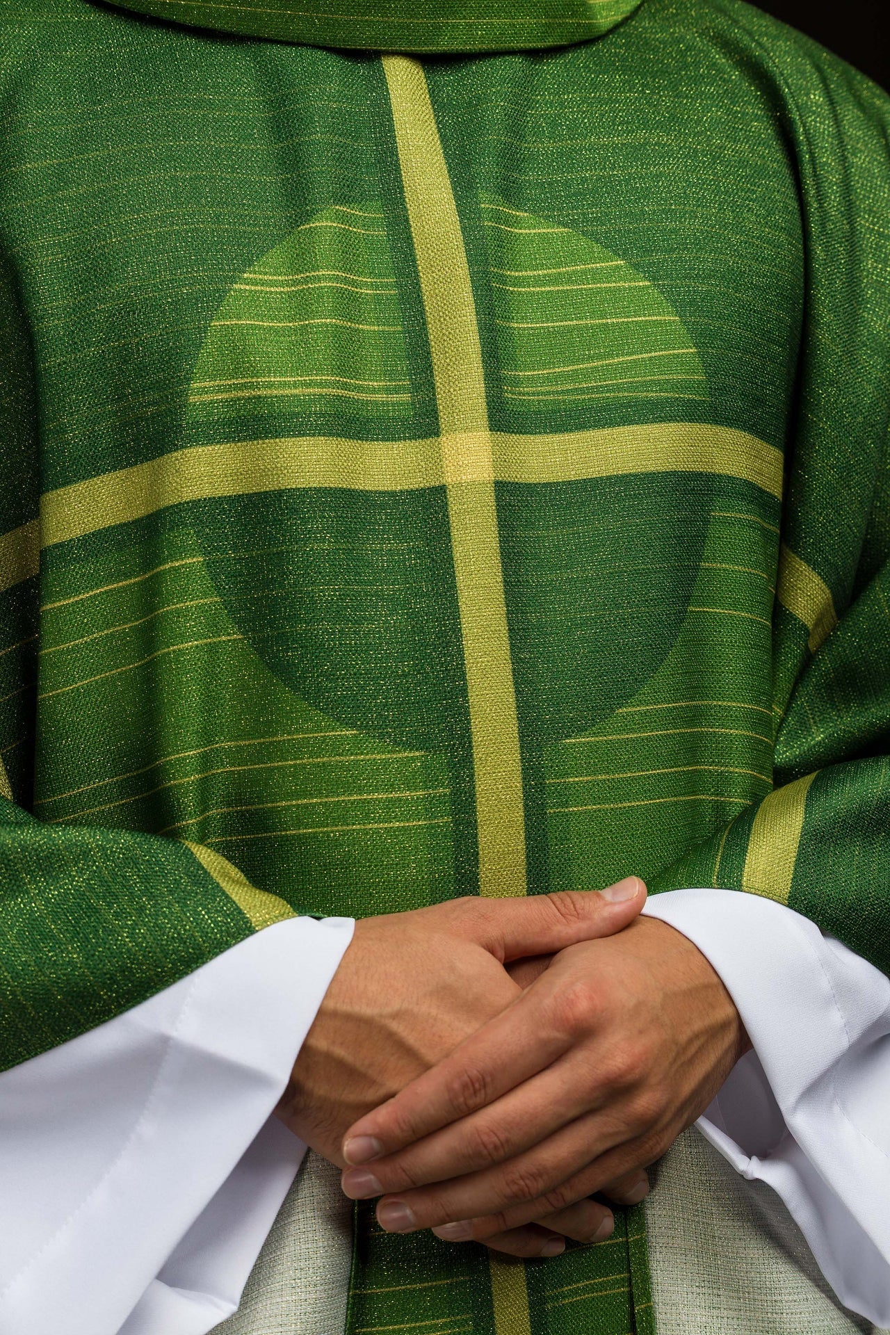 Green printed chasuble with cross motif KOD/7010/01/40 - CHASUBLES.COM