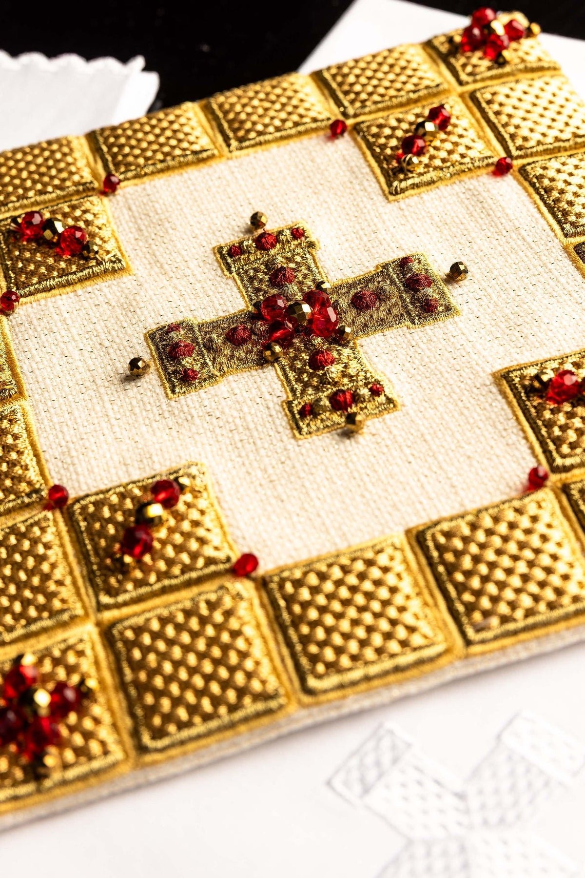 Handcrafted Chalice Linen Set with Natural Stones Handmade 5011 HM/5011 - CHASUBLES.COM