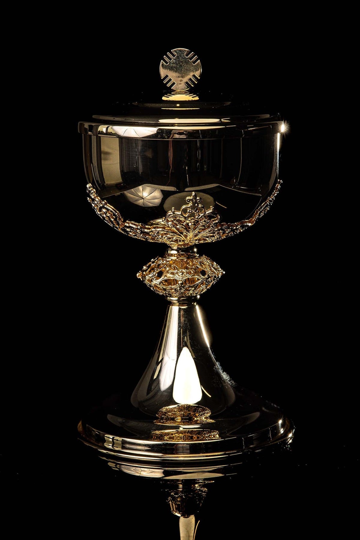 Handcrafted Gilded Brass Ciborium LB/PSZ/001/Z - CHASUBLES.COM