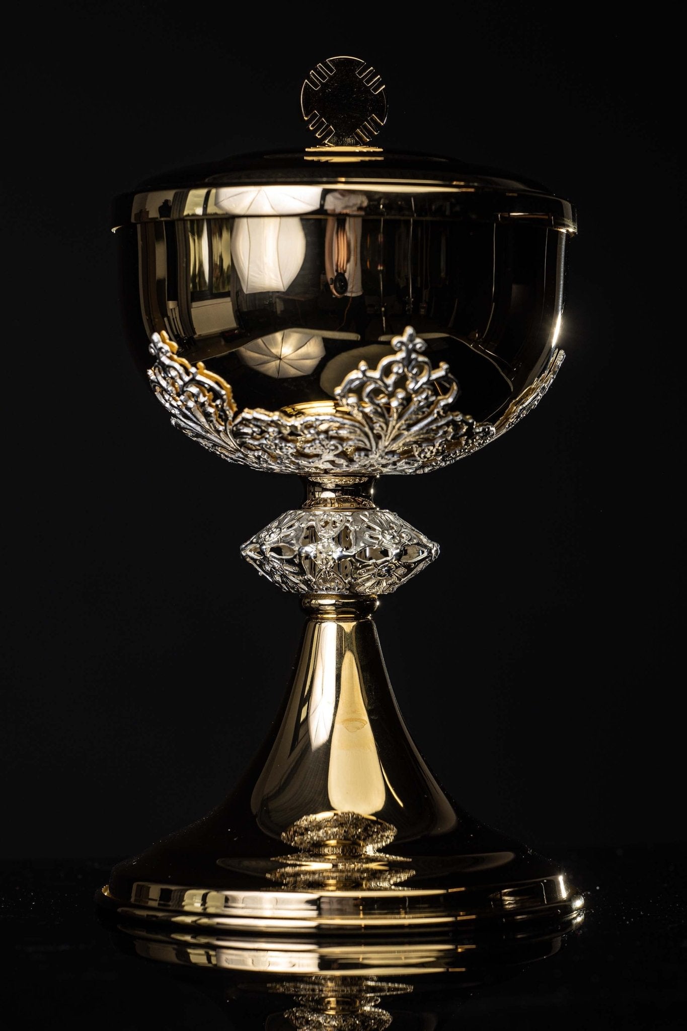 Handcrafted gilded brass ciborium with silver-plated decorations LB/PSZ/001/ZS 22CM - CHASUBLES.COM