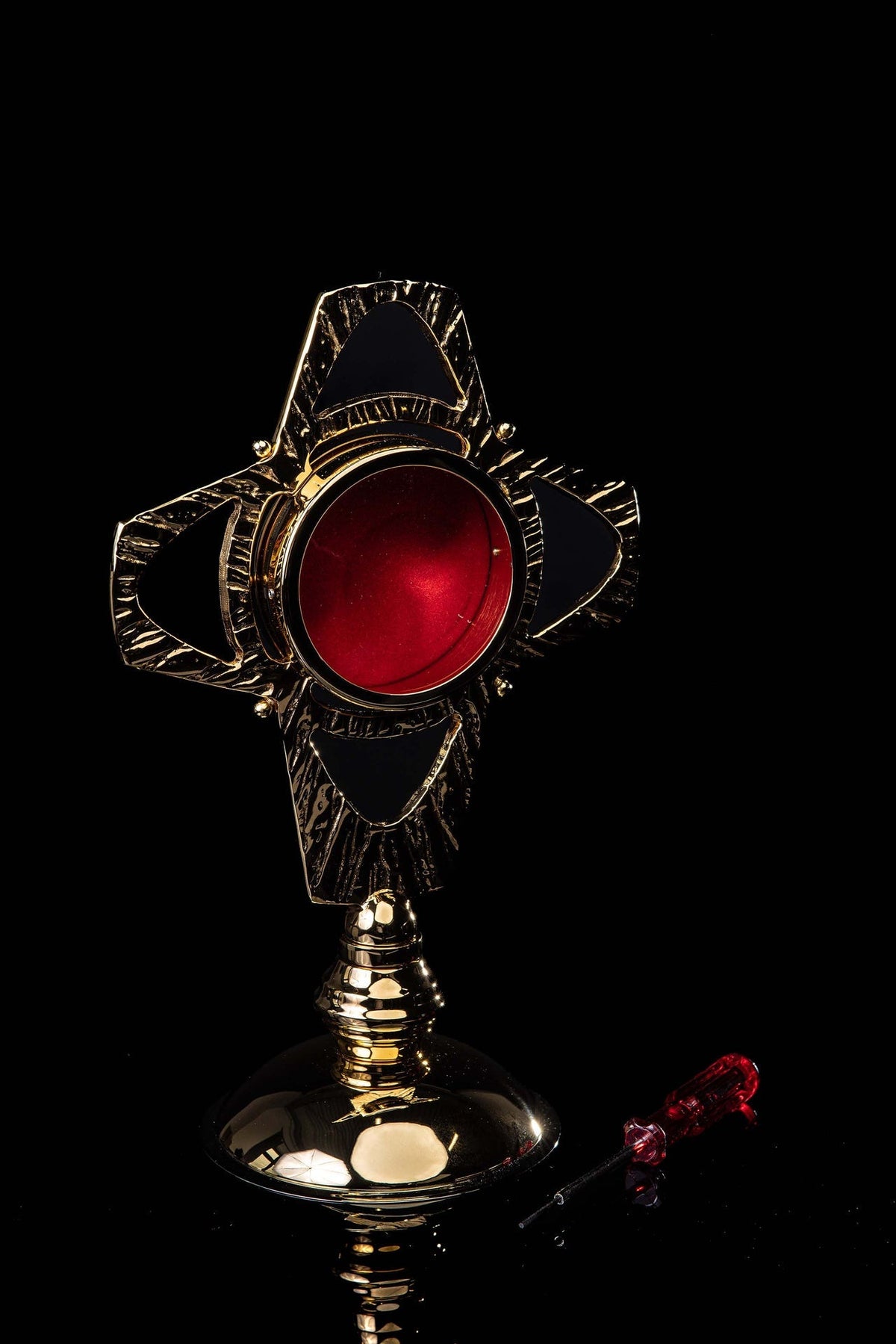 Handcrafted Gilded Brass Reliquary LB/RLK/001/Z - CHASUBLES.COM