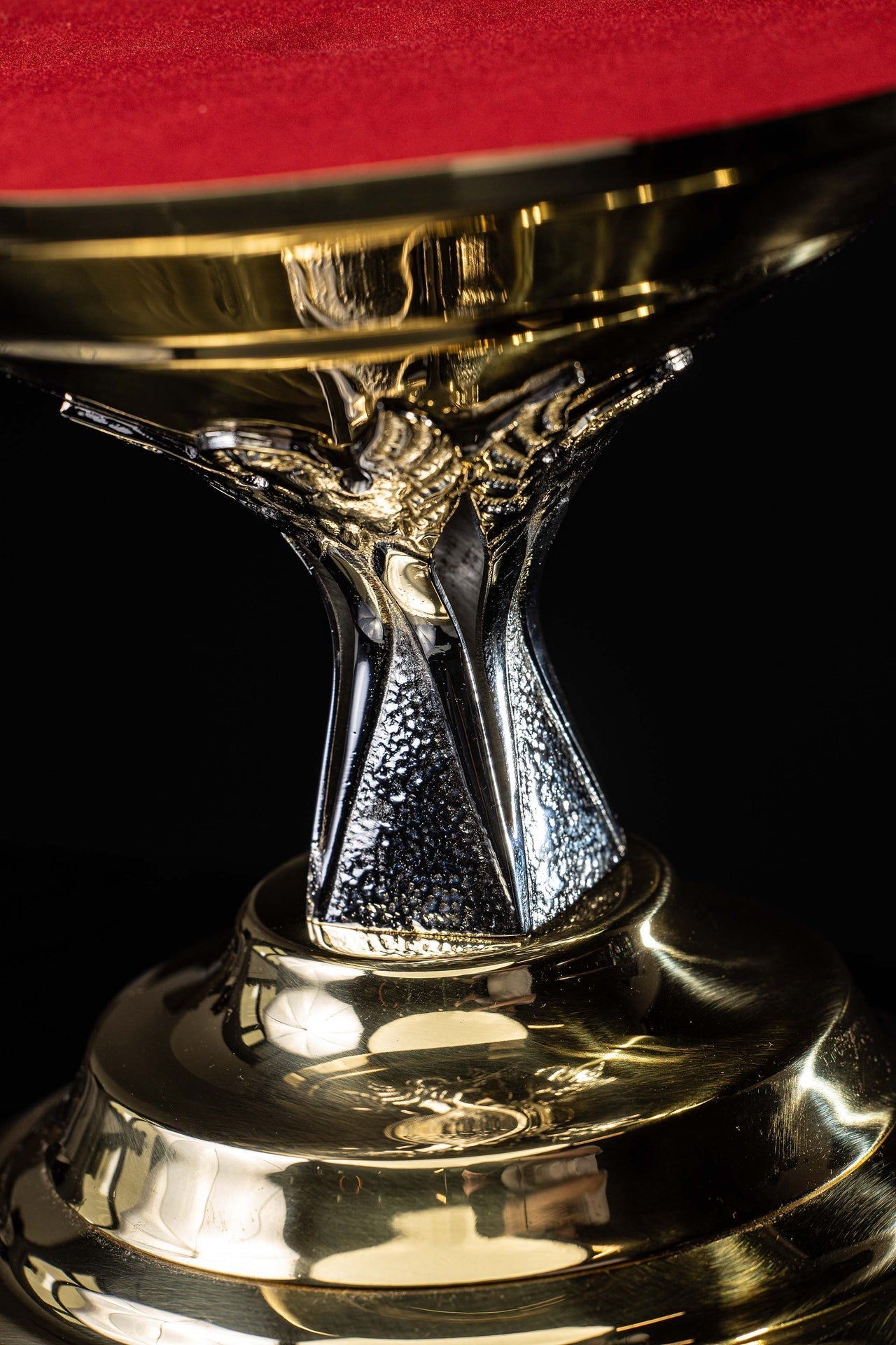Handcrafted Gold-Plated Brass Monstrance Throne LB/TRN/002/ZS 22x24x25CM - CHASUBLES.COM