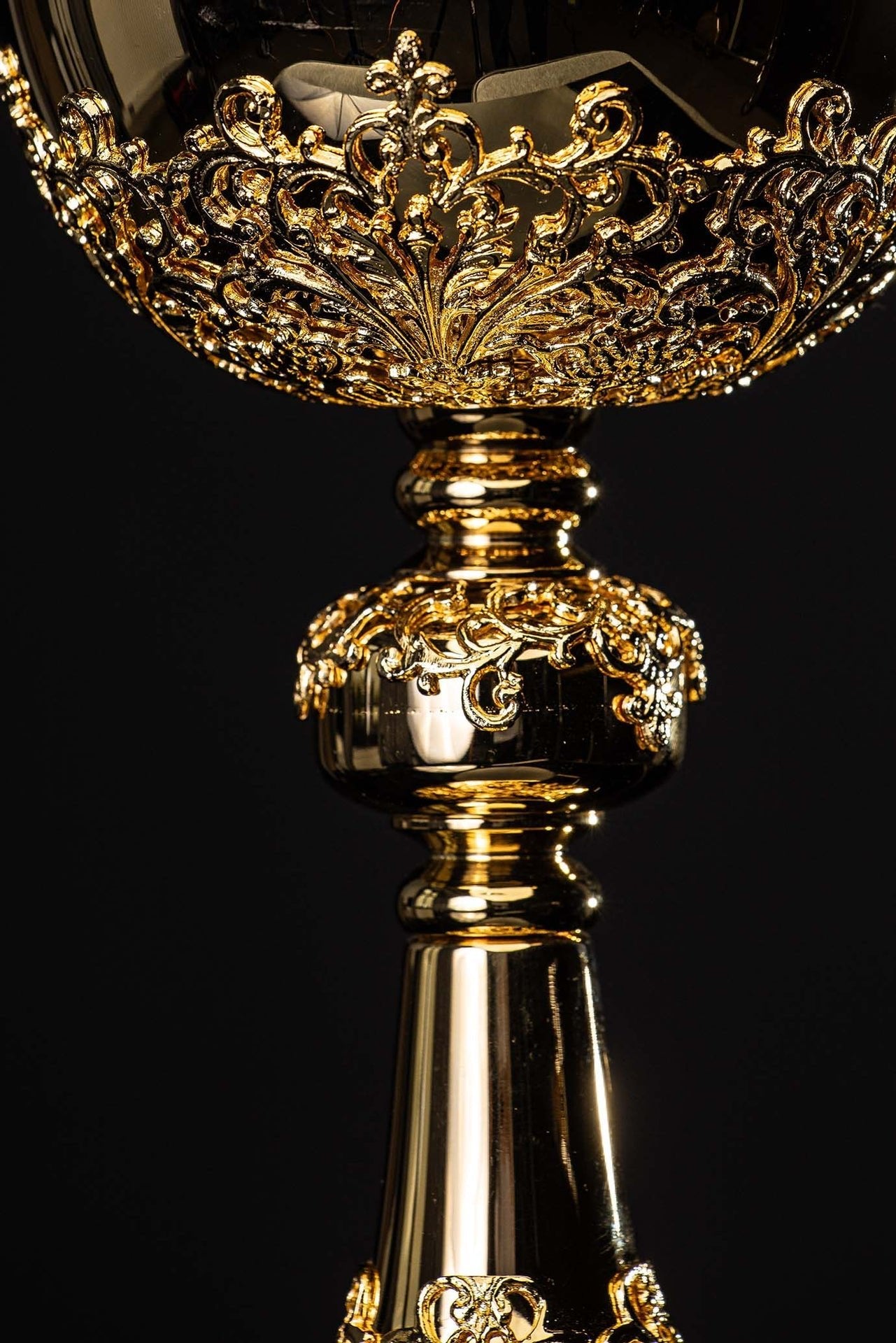 Handcrafted Gold-Plated Ciborium Adorned with Sapphires KNR/0319 30CM - CHASUBLES.COM