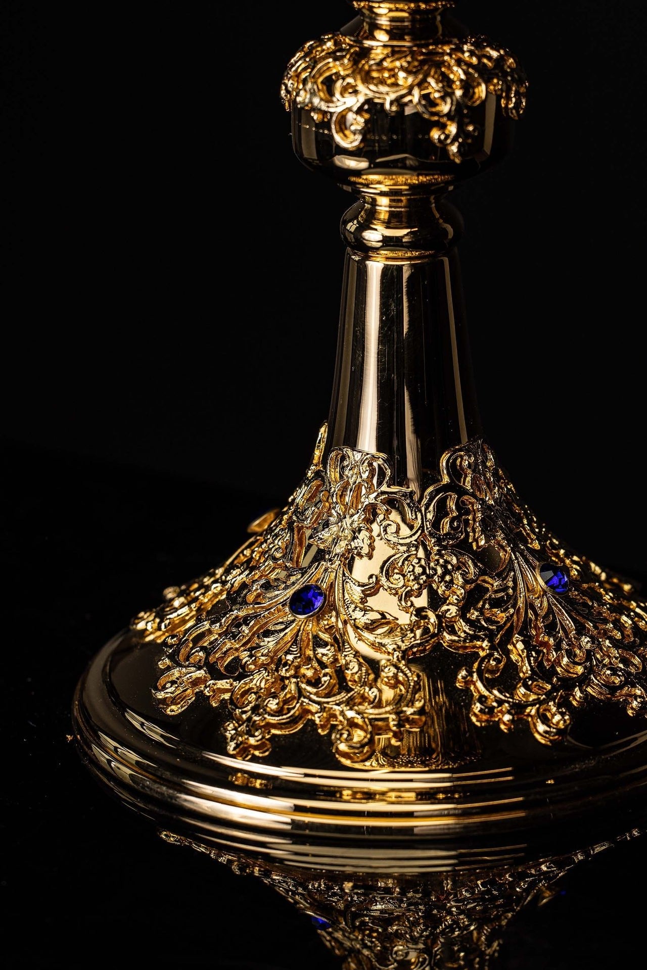 Handcrafted Gold-Plated Ciborium Adorned with Sapphires KNR/0319 30CM - CHASUBLES.COM