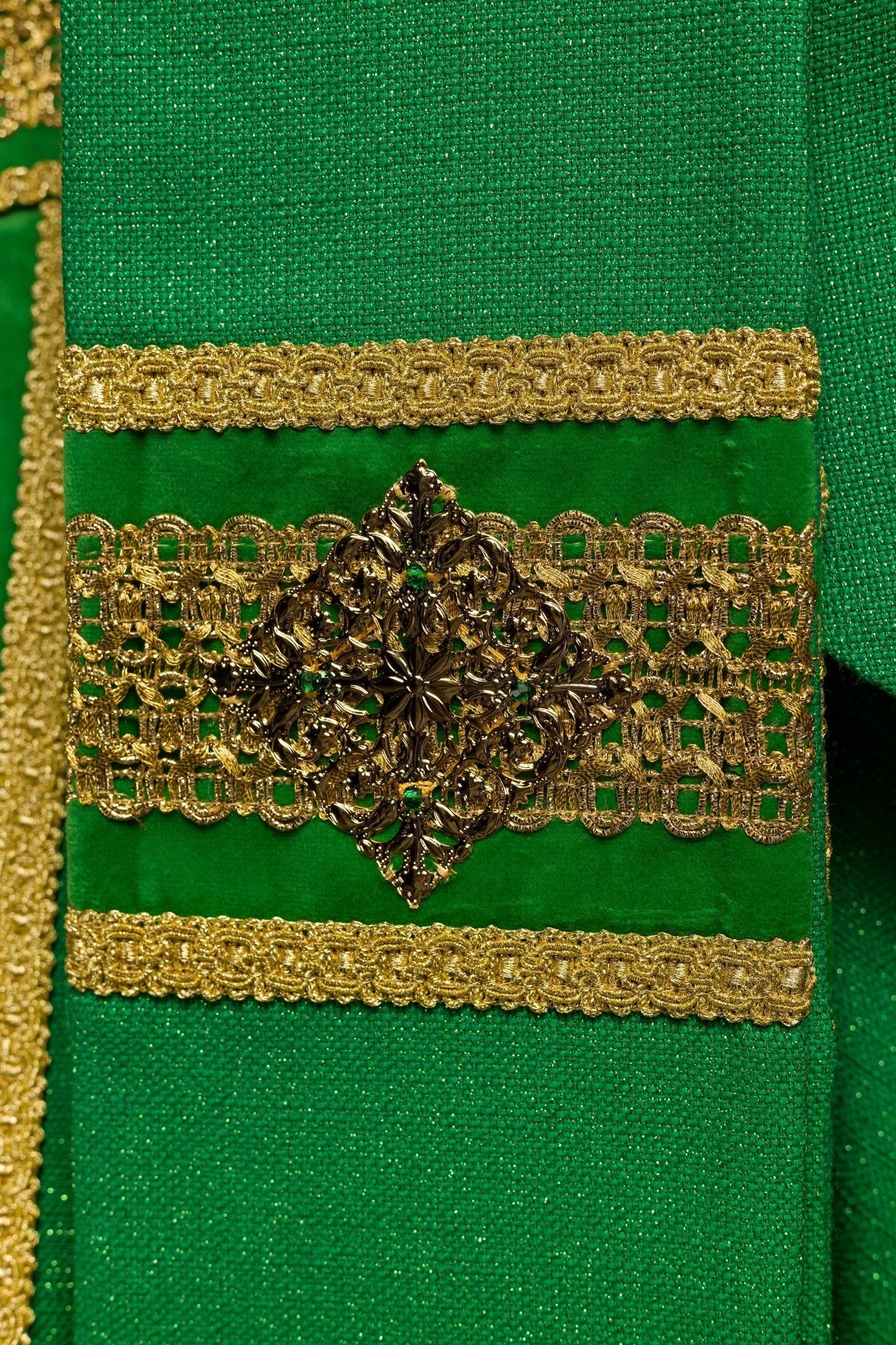 Handmade chasuble with natural stones Handmade 7001 HM/7001/01/71/PA01 - HAFTINAUSA.COM