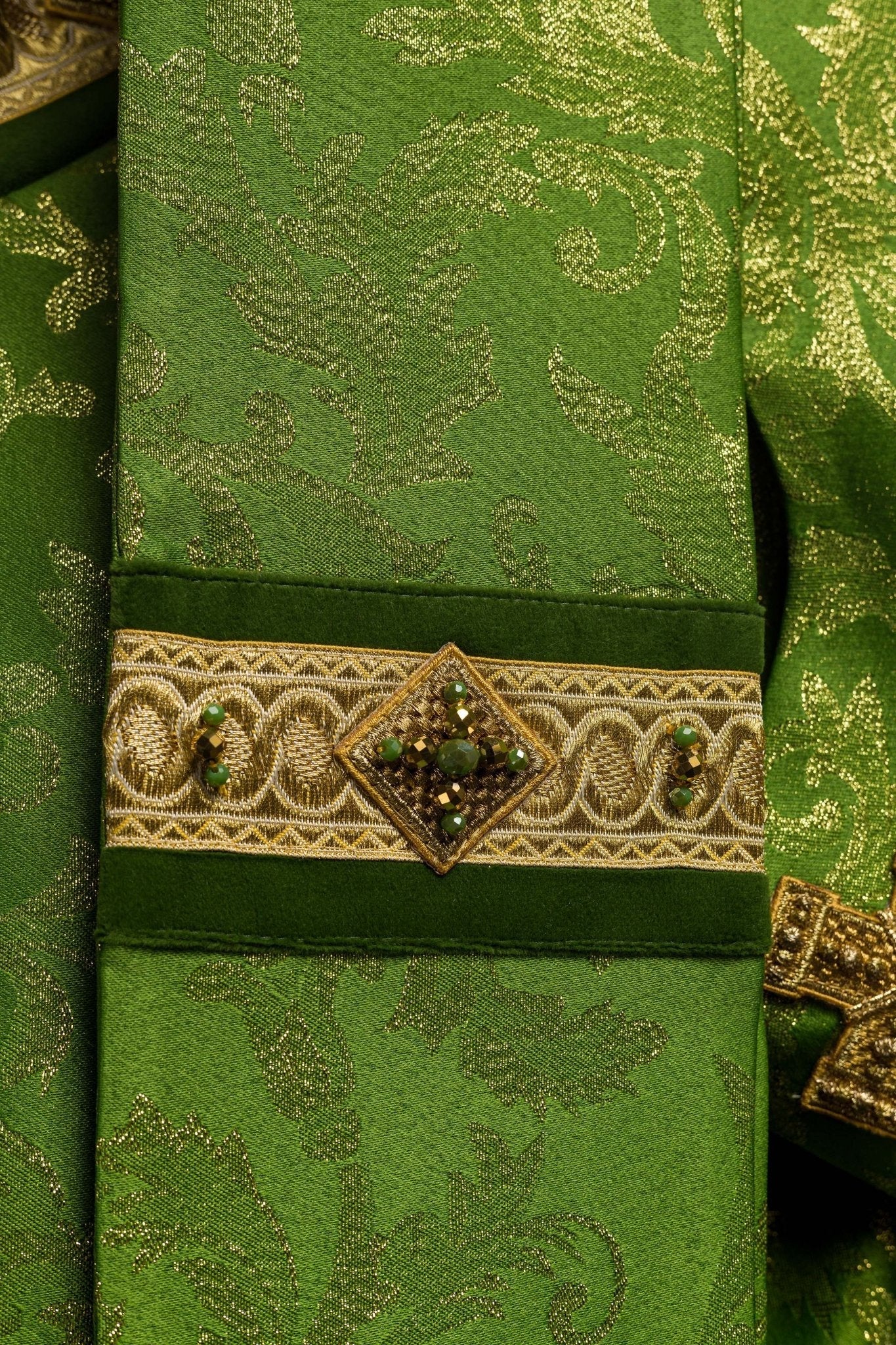 Handmade chasuble with natural stones Handmade 7003 HM/7003/01/90 - HAFTINAUSA.COM