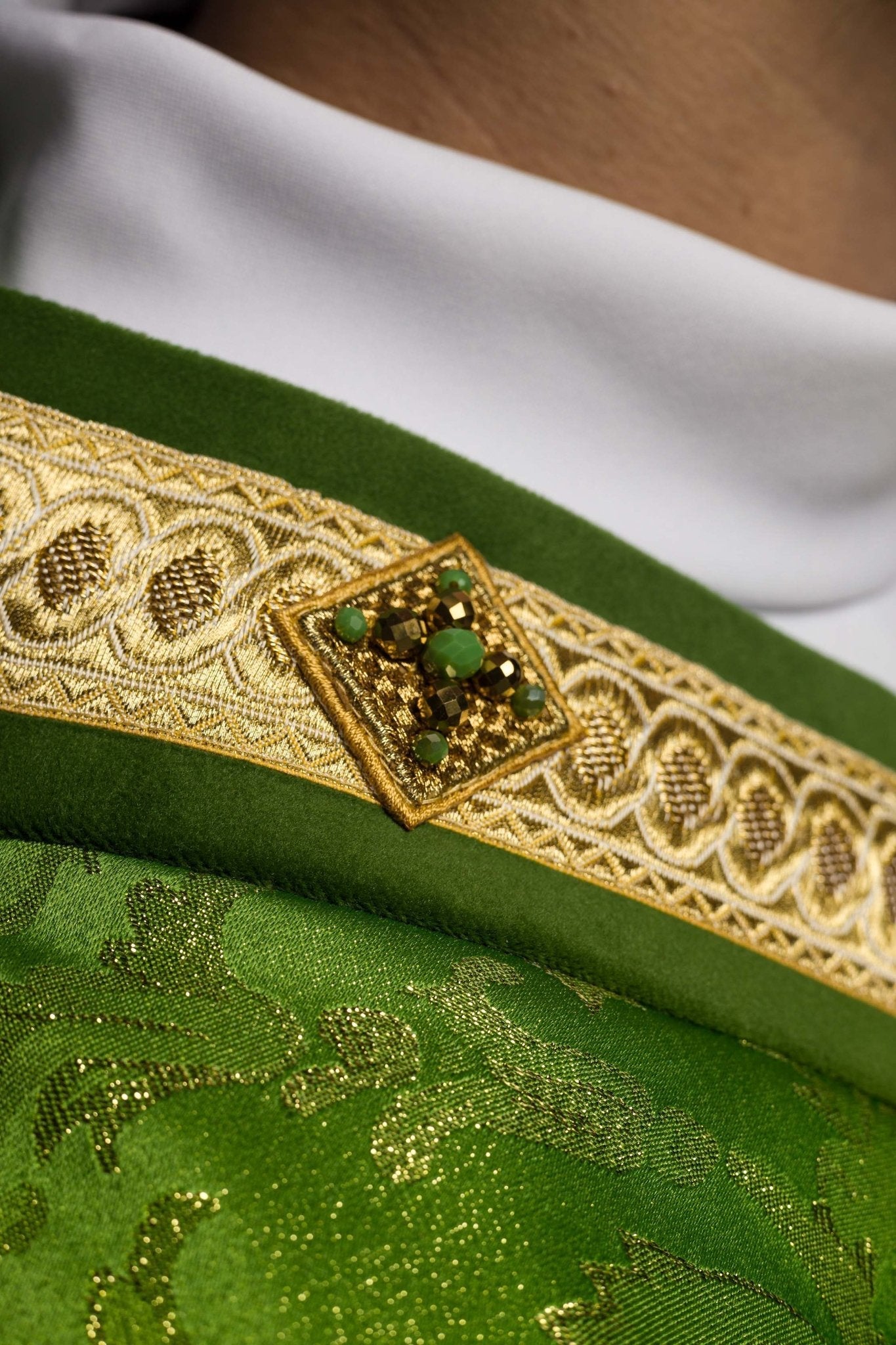 Handmade chasuble with natural stones Handmade 7003 HM/7003/01/90 - HAFTINAUSA.COM