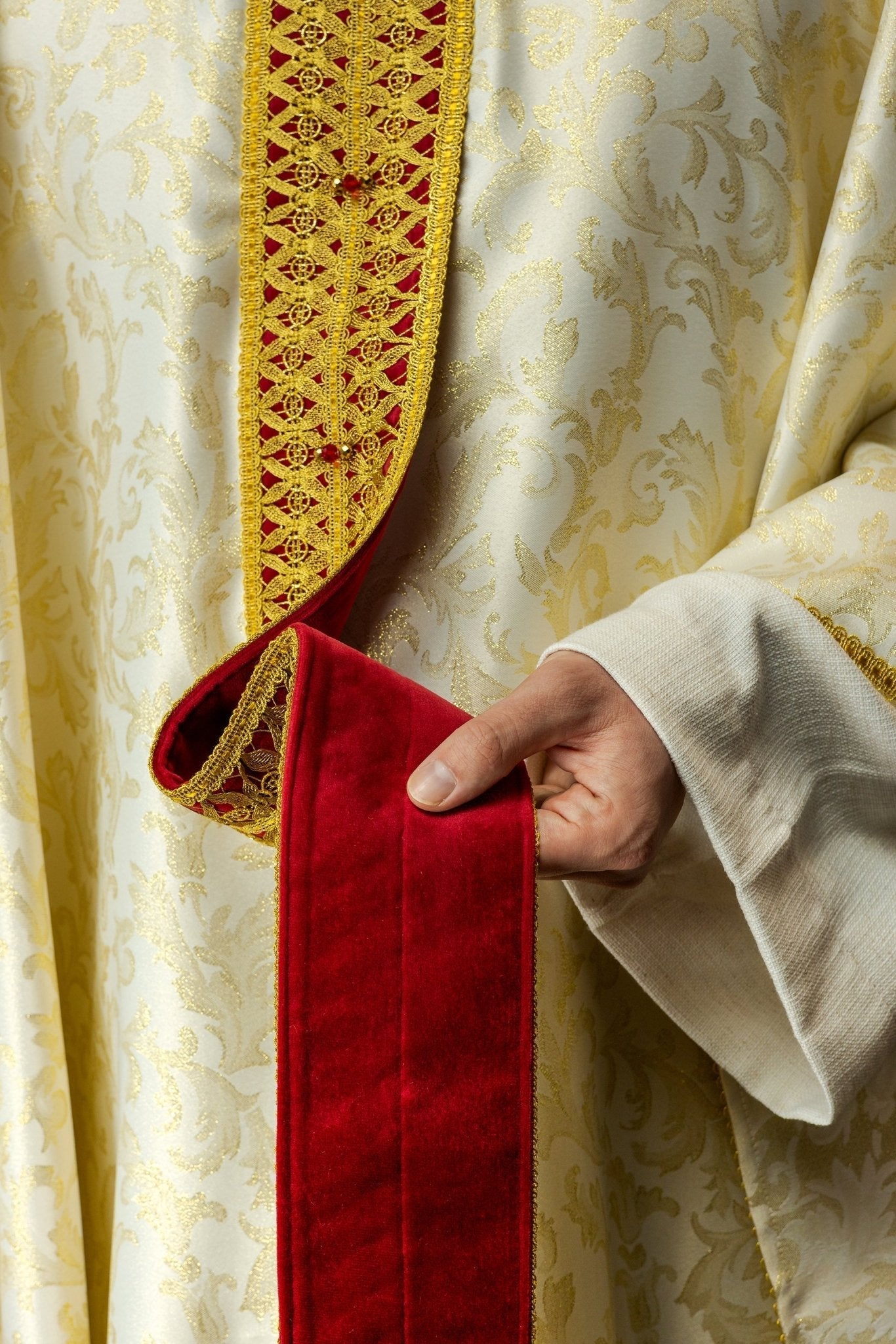 Handmade chasuble with natural stones Handmade 7009 HM/7009/05/90/PA02 - HAFTINAUSA.COM