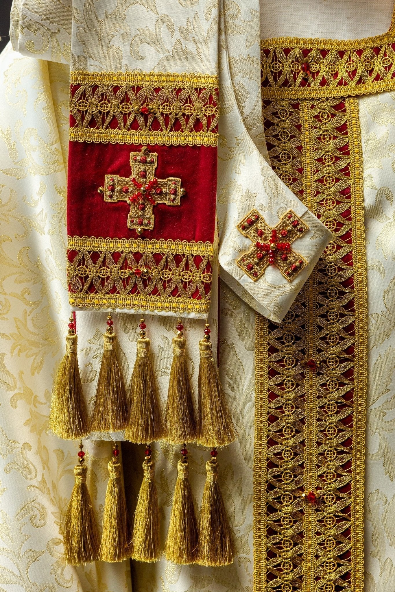 Handmade chasuble with natural stones Handmade 7009 HM/7009/05/90/PA02 - HAFTINAUSA.COM