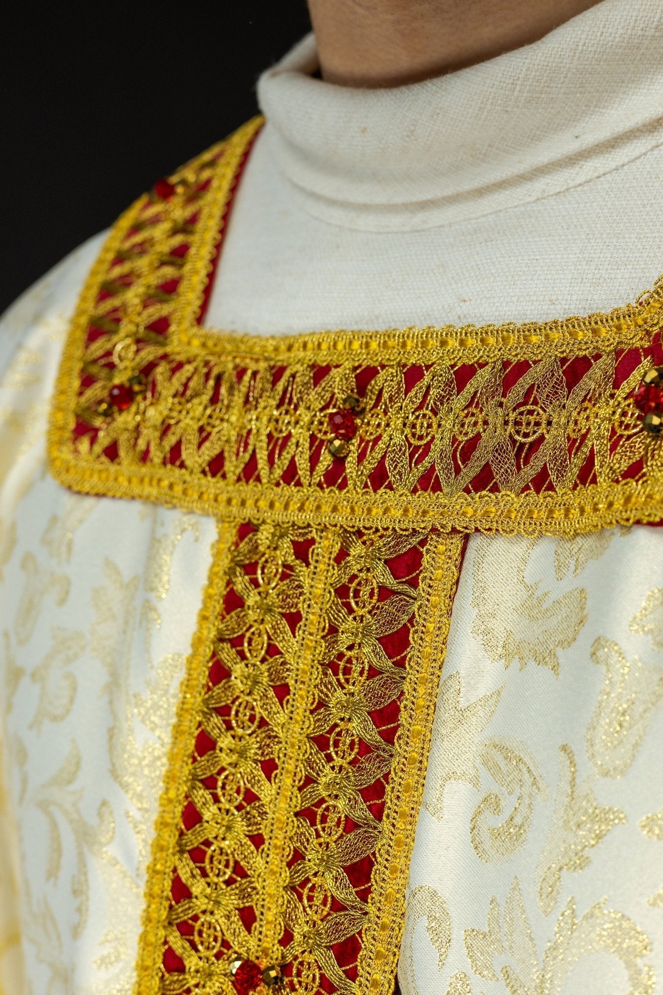Handmade chasuble with natural stones Handmade 7009 HM/7009/05/90/PA02 - HAFTINAUSA.COM