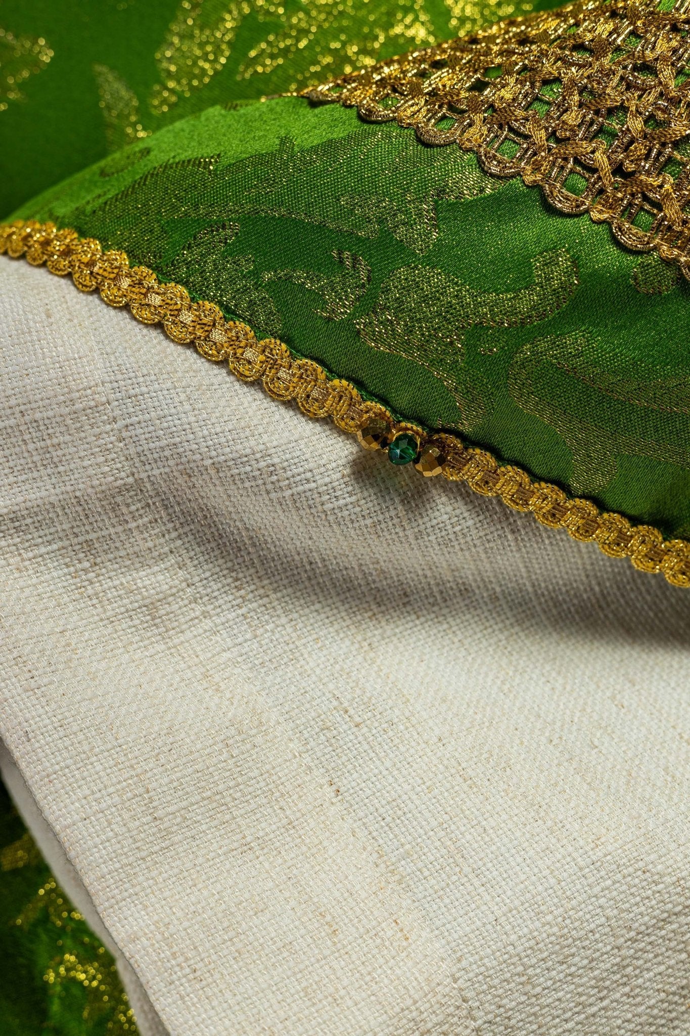Handmade chasuble with natural stones Handmade 7010 Green HM/7010/01/90 - HAFTINAUSA.COM