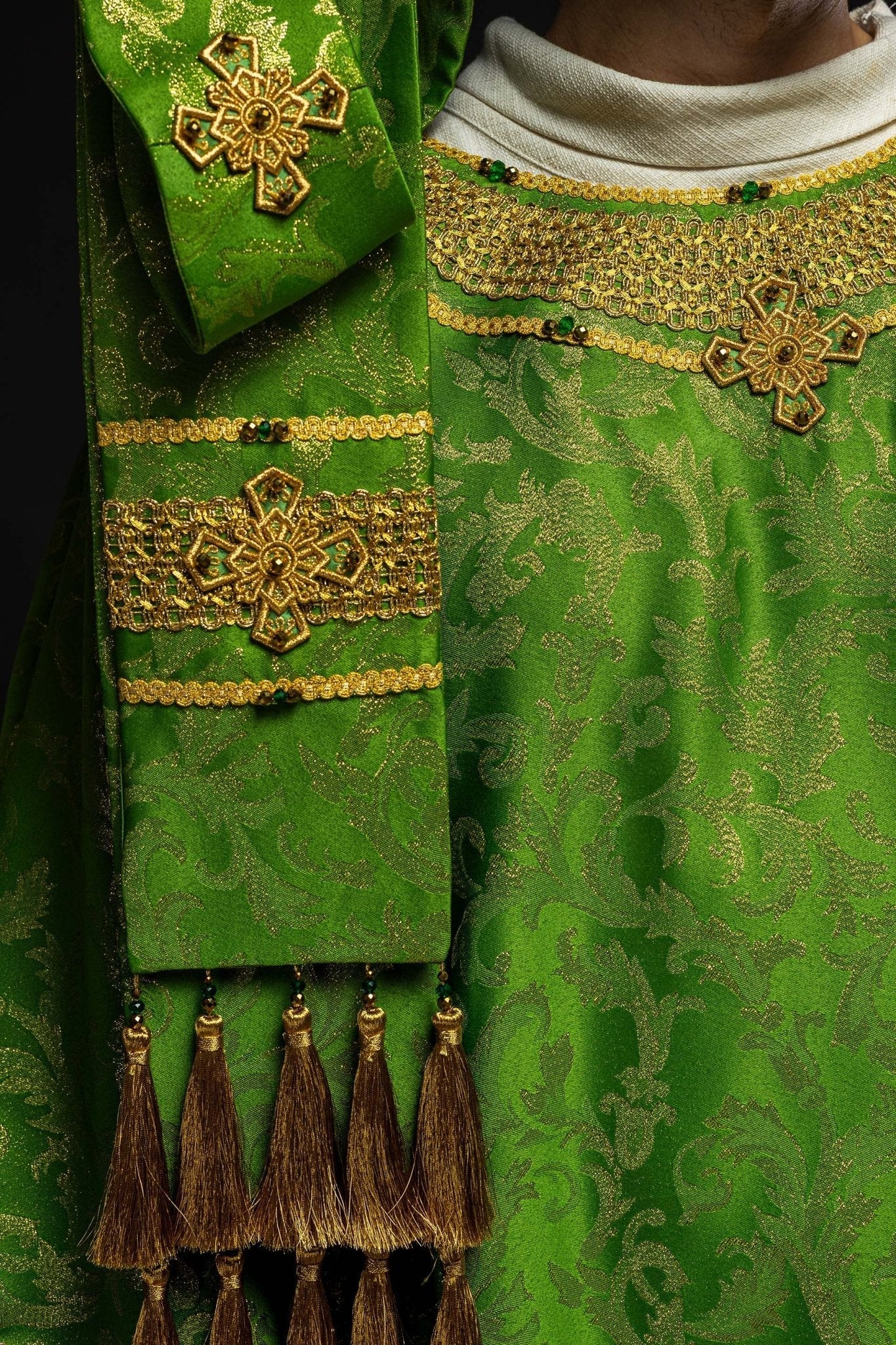 Handmade chasuble with natural stones Handmade 7010 Green HM/7010/01/90 - HAFTINAUSA.COM