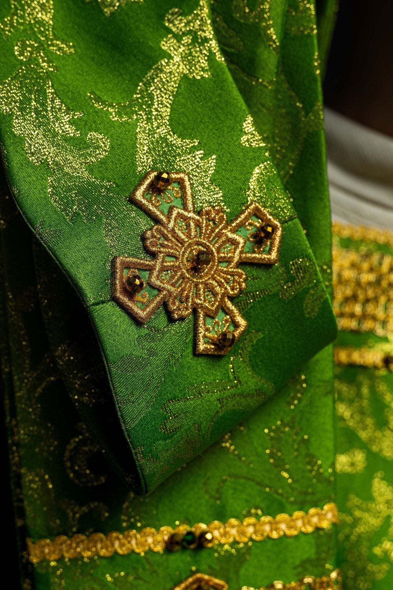 Handmade chasuble with natural stones Handmade 7010 Green HM/7010/01/90 - HAFTINAUSA.COM