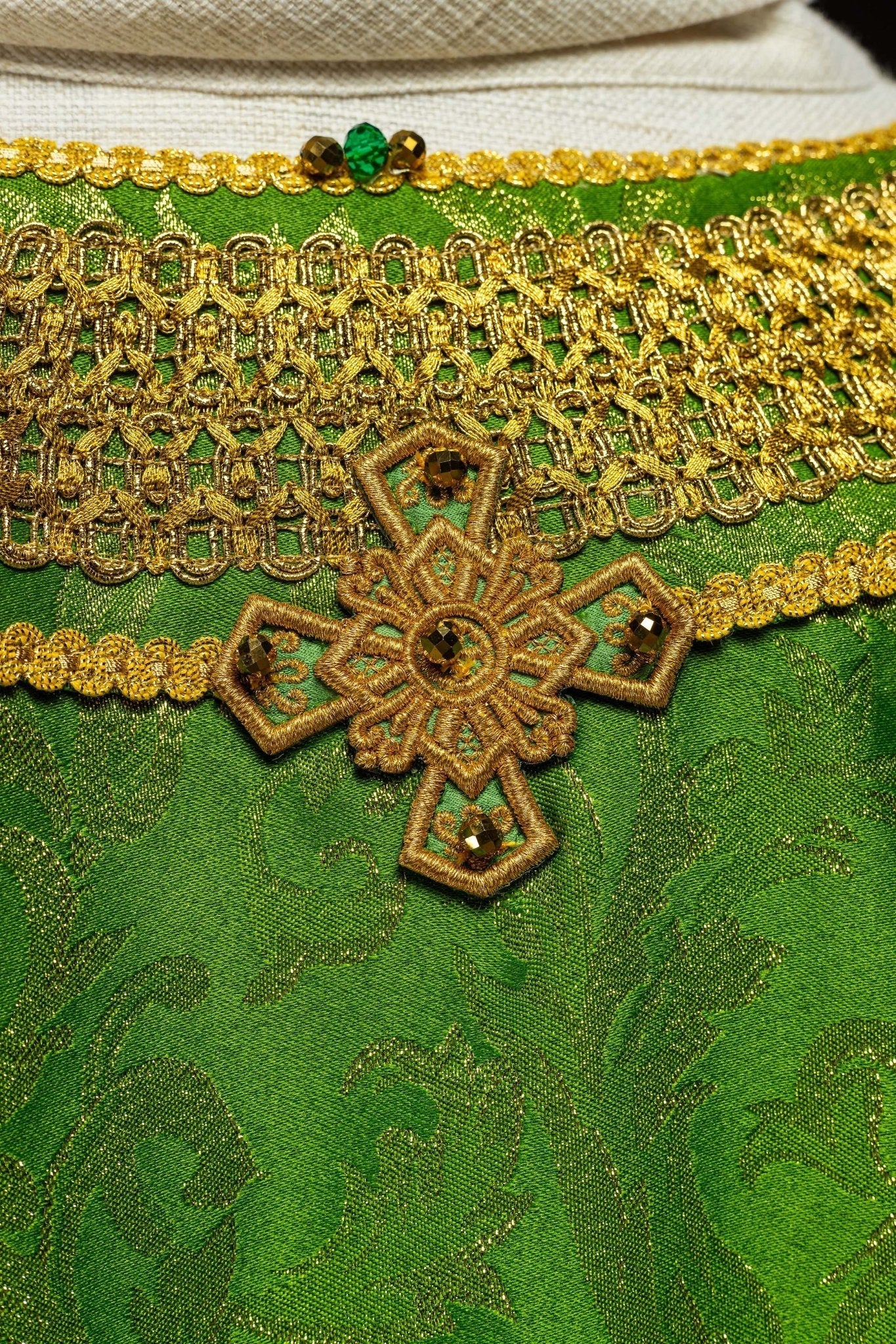 Handmade chasuble with natural stones Handmade 7010 Green HM/7010/01/90 - HAFTINAUSA.COM